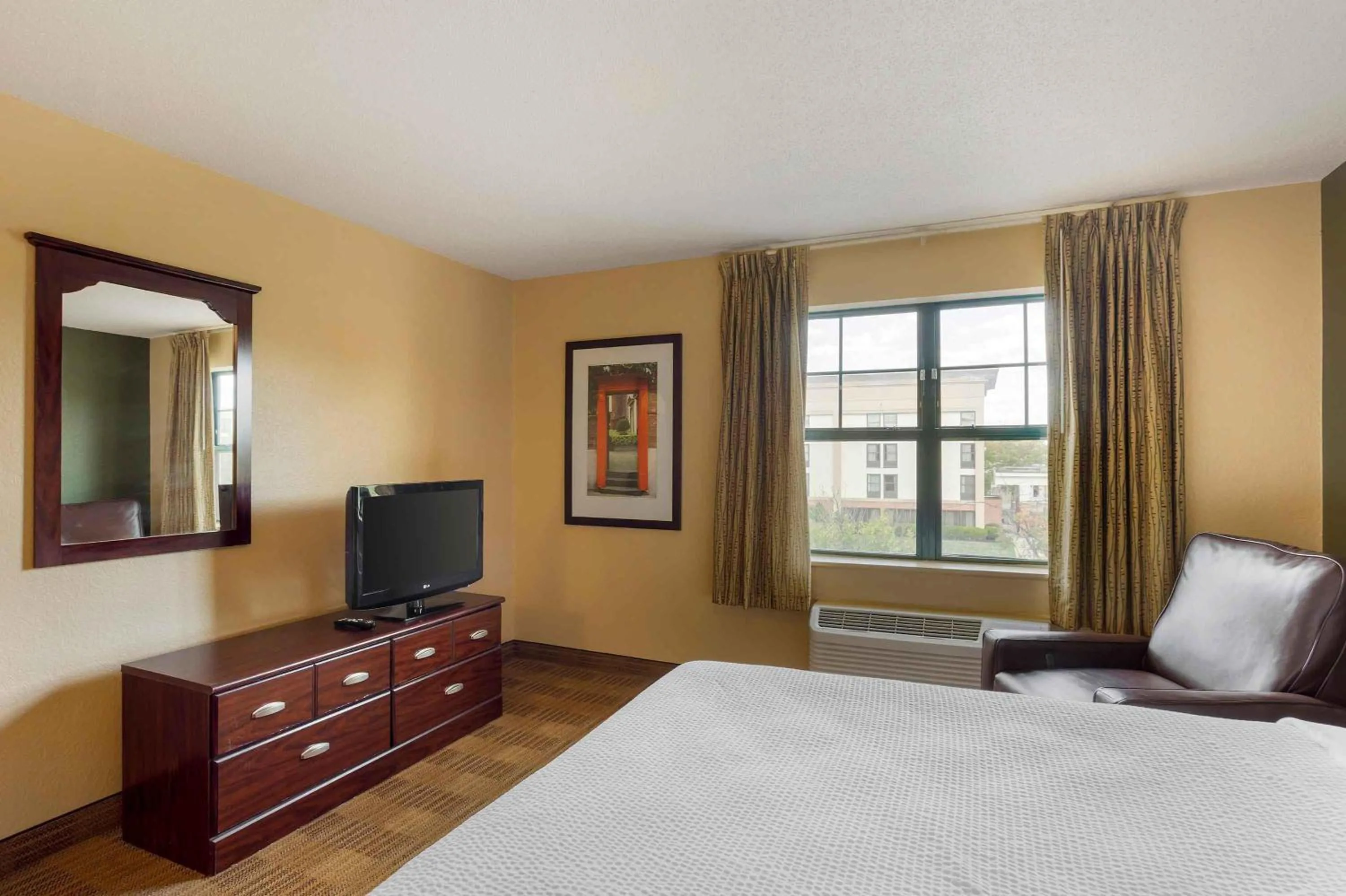 Bedroom, Bed in Extended Stay America Suites - Philadelphia - Mt Laurel - Crawford Place