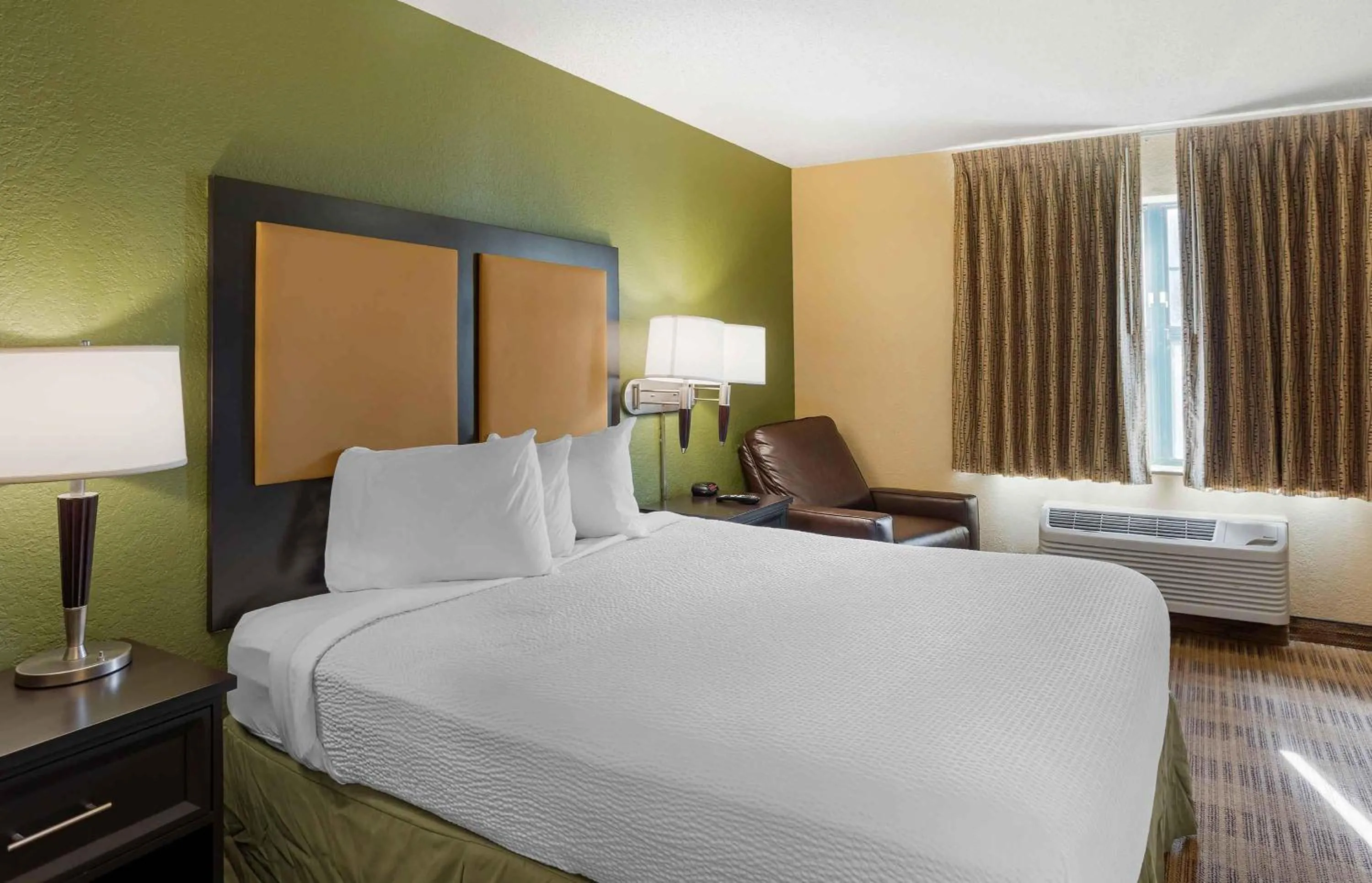Bedroom, Bed in Extended Stay America Suites - Philadelphia - Mt Laurel - Crawford Place