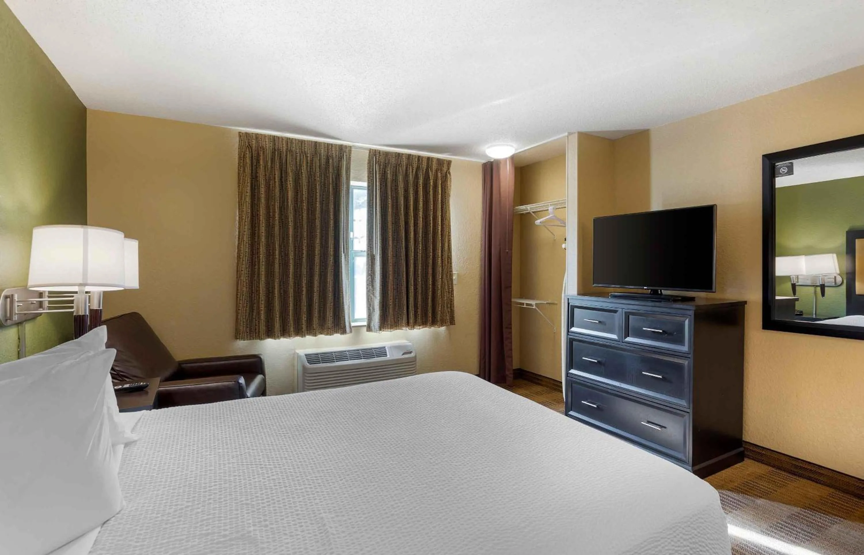 Bedroom, Bed in Extended Stay America Suites - Philadelphia - Mt Laurel - Crawford Place