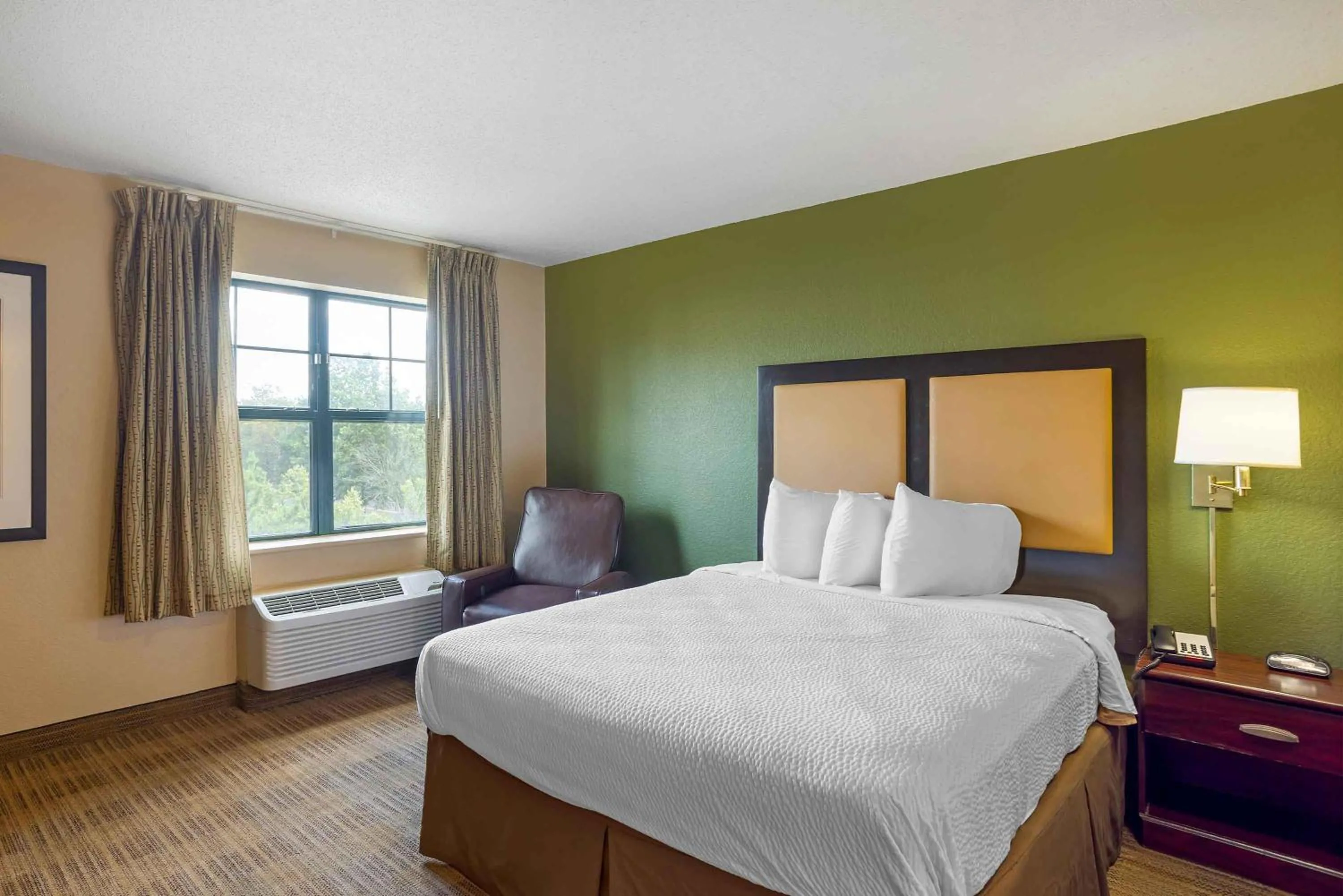 Bedroom, Bed in Extended Stay America Suites - Philadelphia - Mt Laurel - Crawford Place