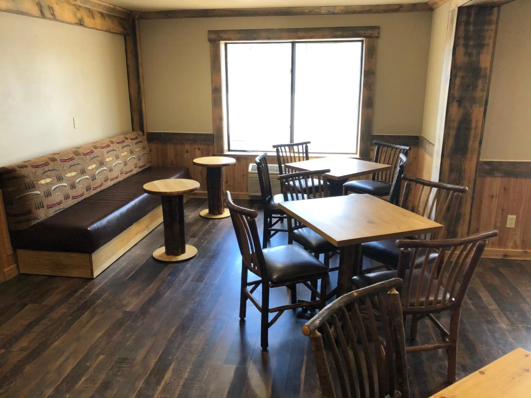 Dining area in Clubhouse Inn