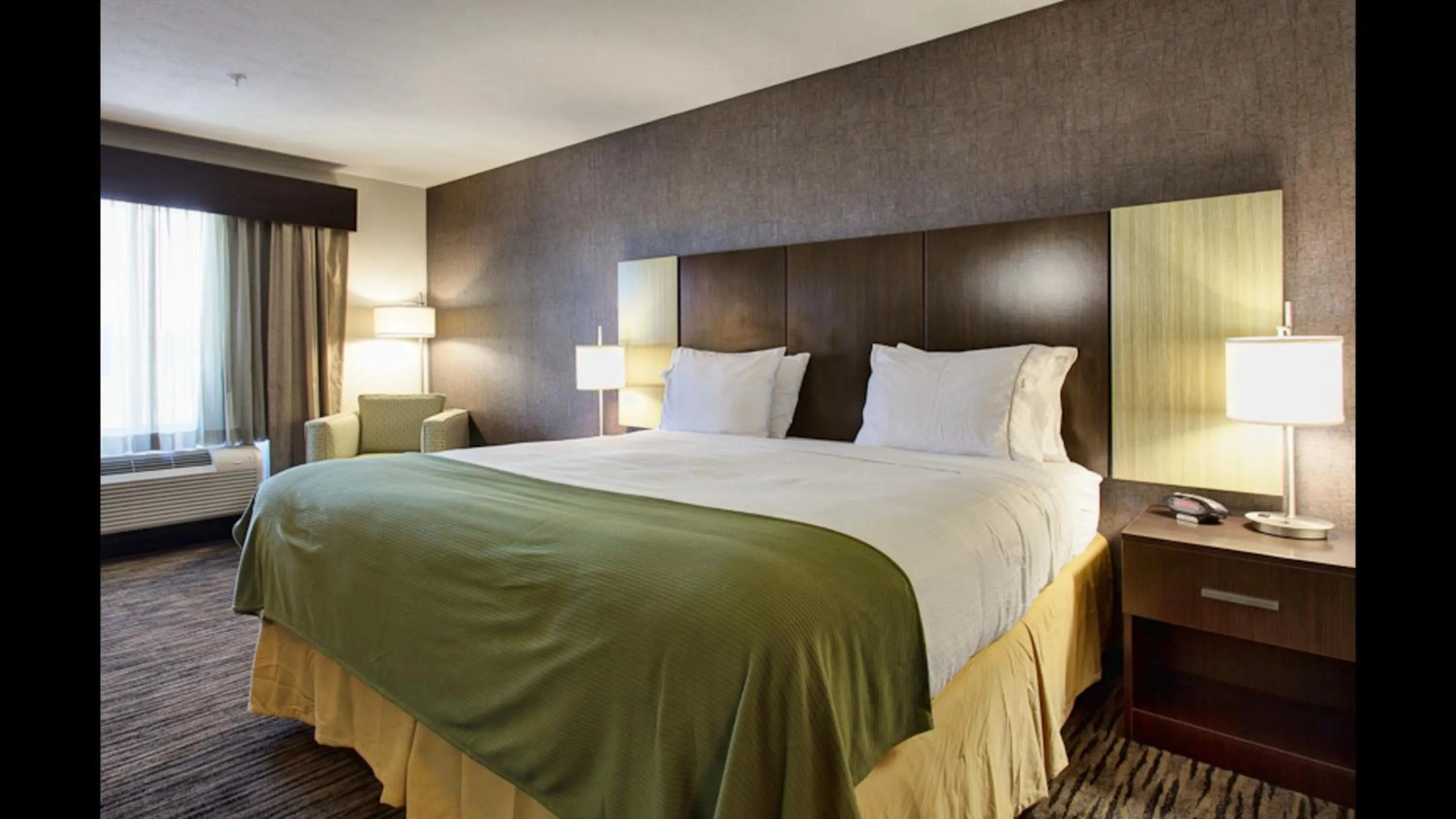 Photo of the whole room, Bed in Holiday Inn Express & Suites North Fremont by IHG