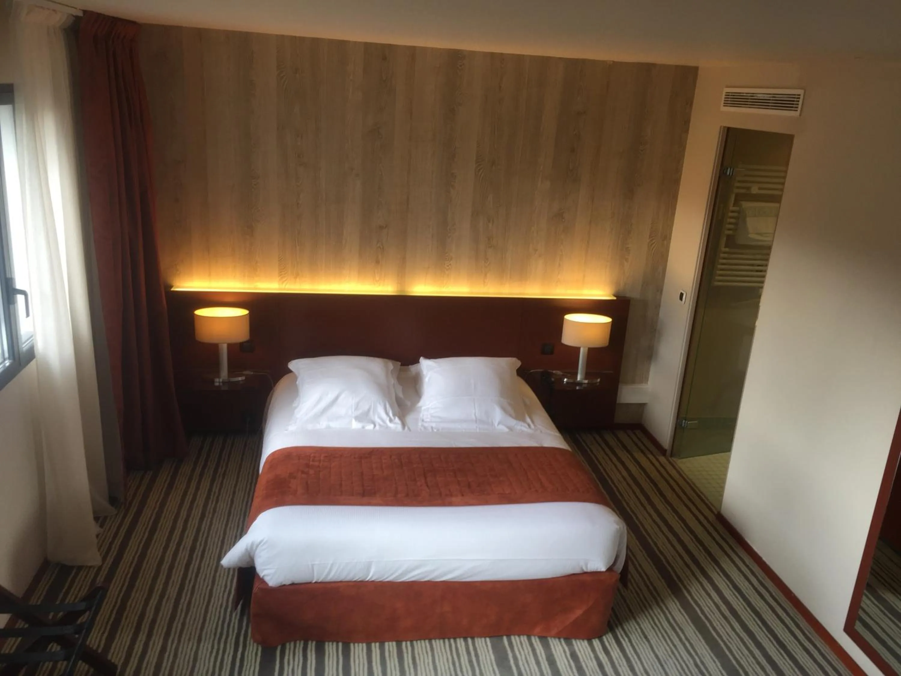 Photo of the whole room, Bed in Hotel du Casino