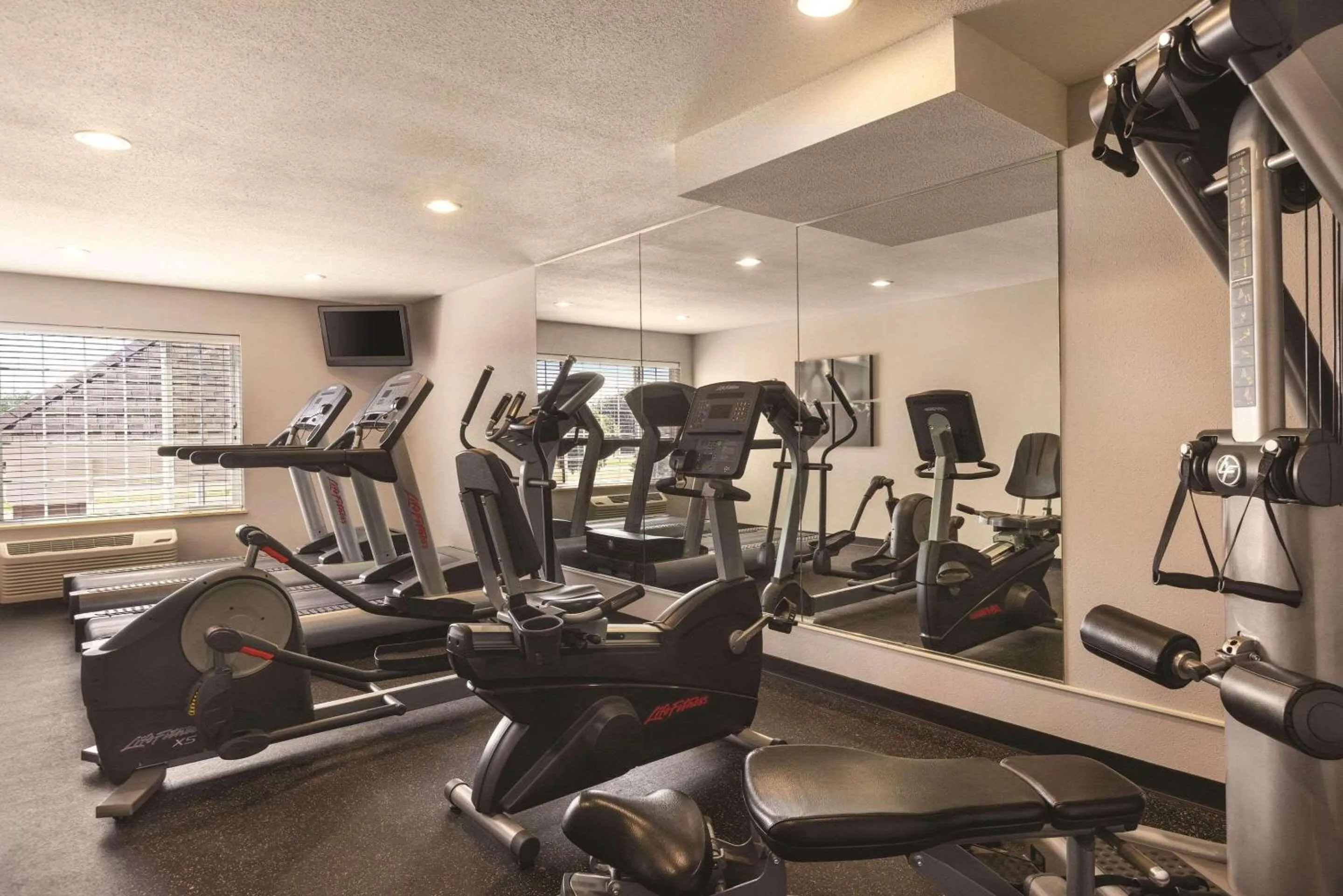 Fitness centre/facilities in Country Inn & Suites by Radisson, Albert Lea - Austin