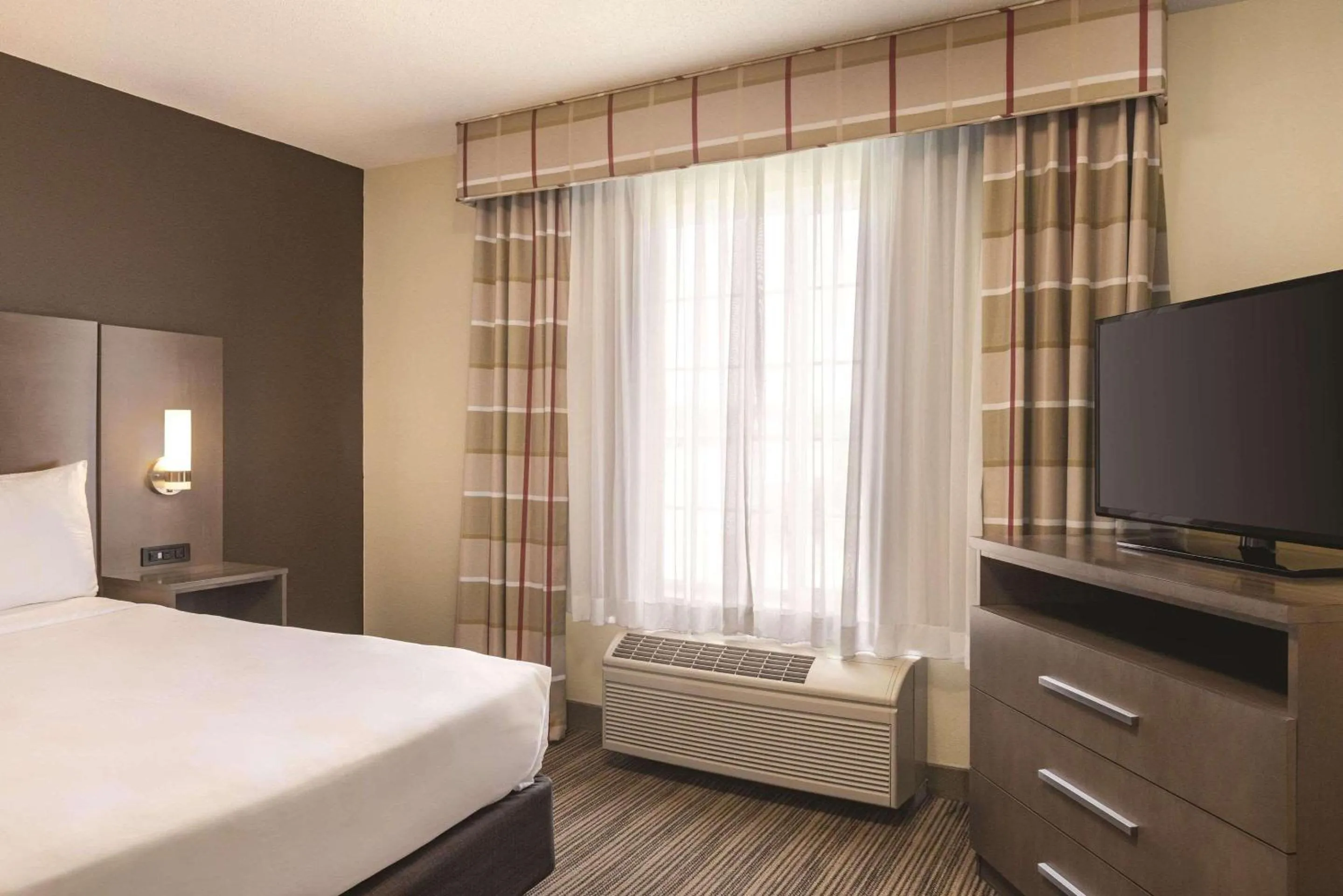 Bedroom, Bed in Country Inn & Suites by Radisson, Albert Lea - Austin