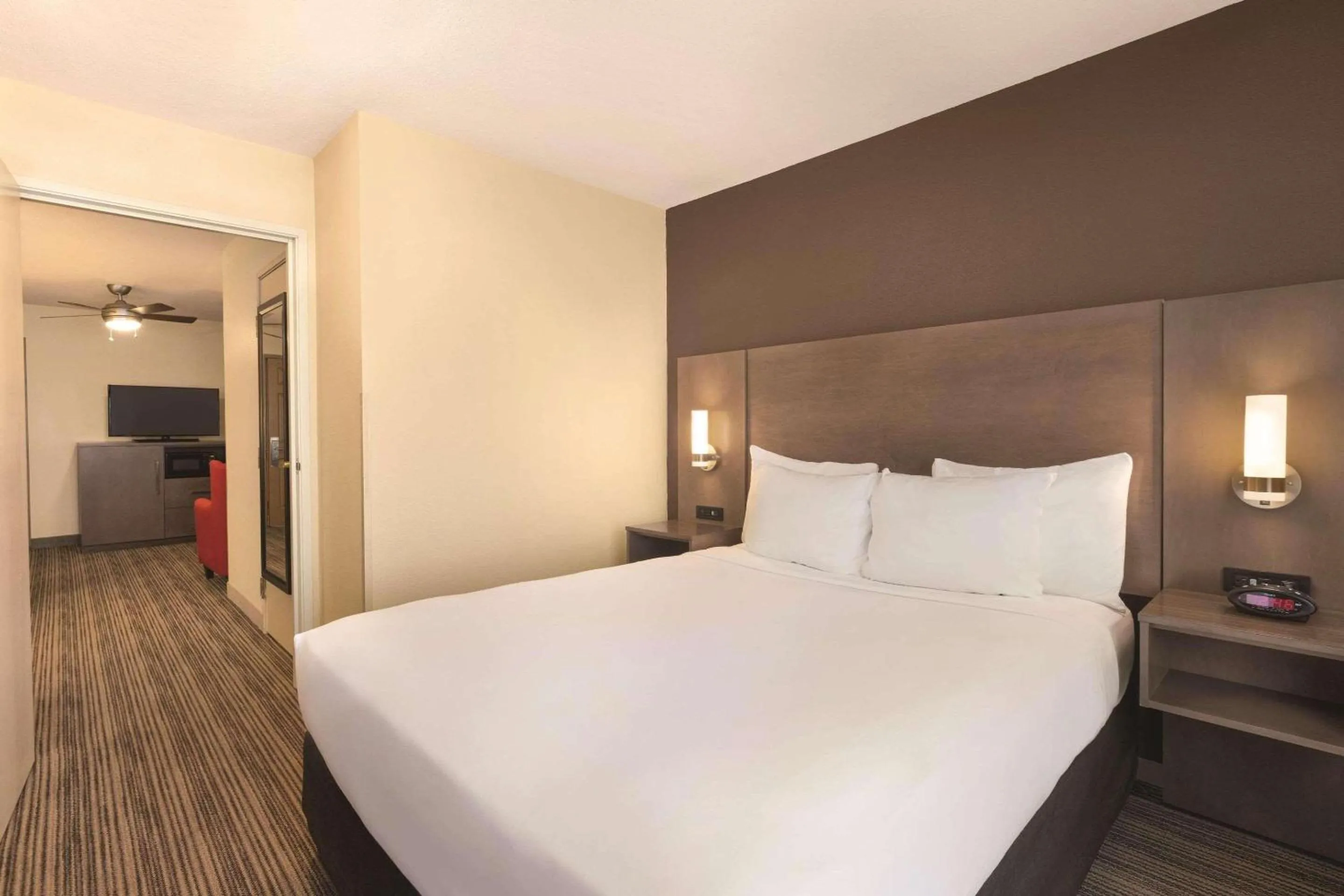 Bedroom, Bed in Country Inn & Suites by Radisson, Albert Lea - Austin