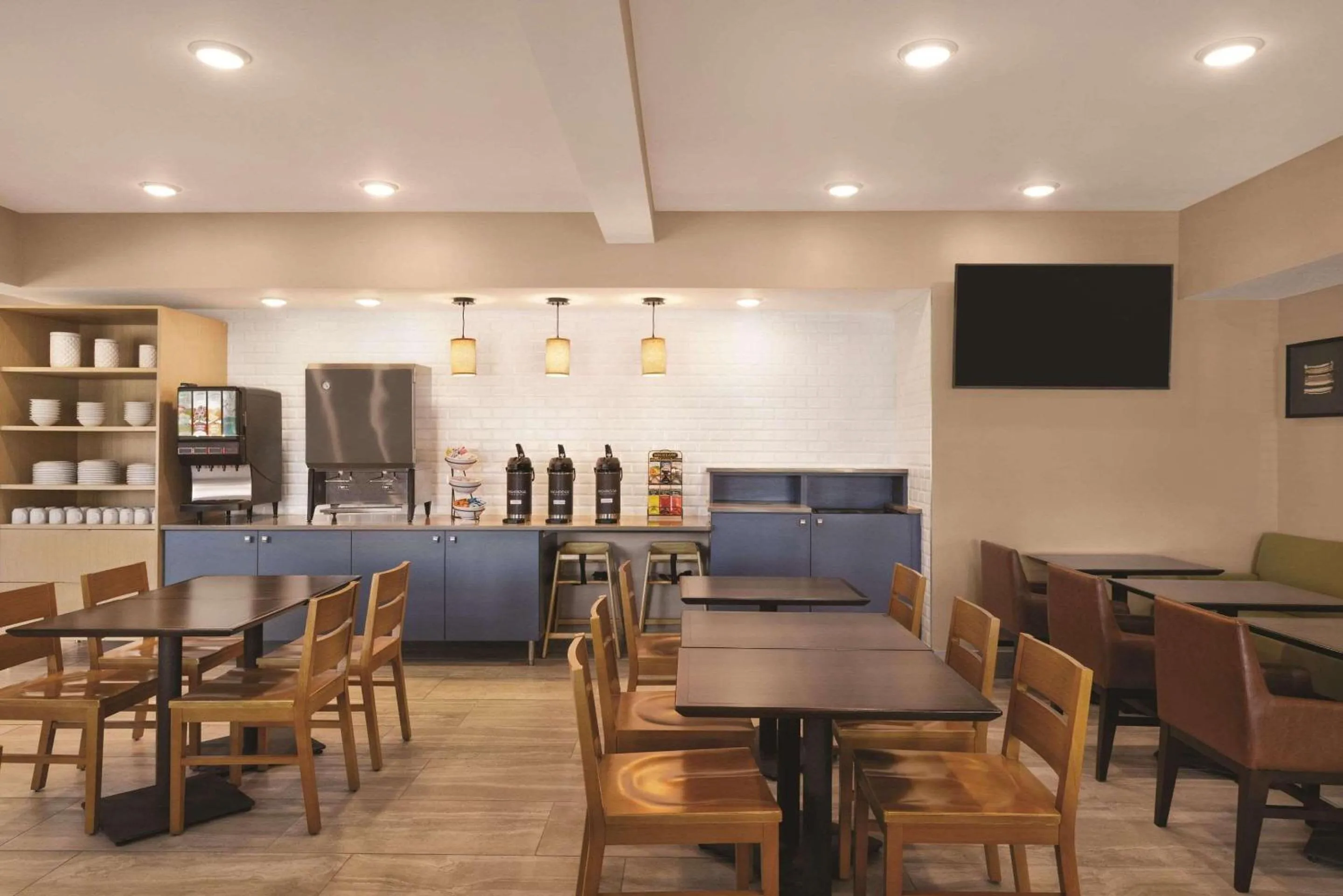 Breakfast in Country Inn & Suites by Radisson, Albert Lea - Austin