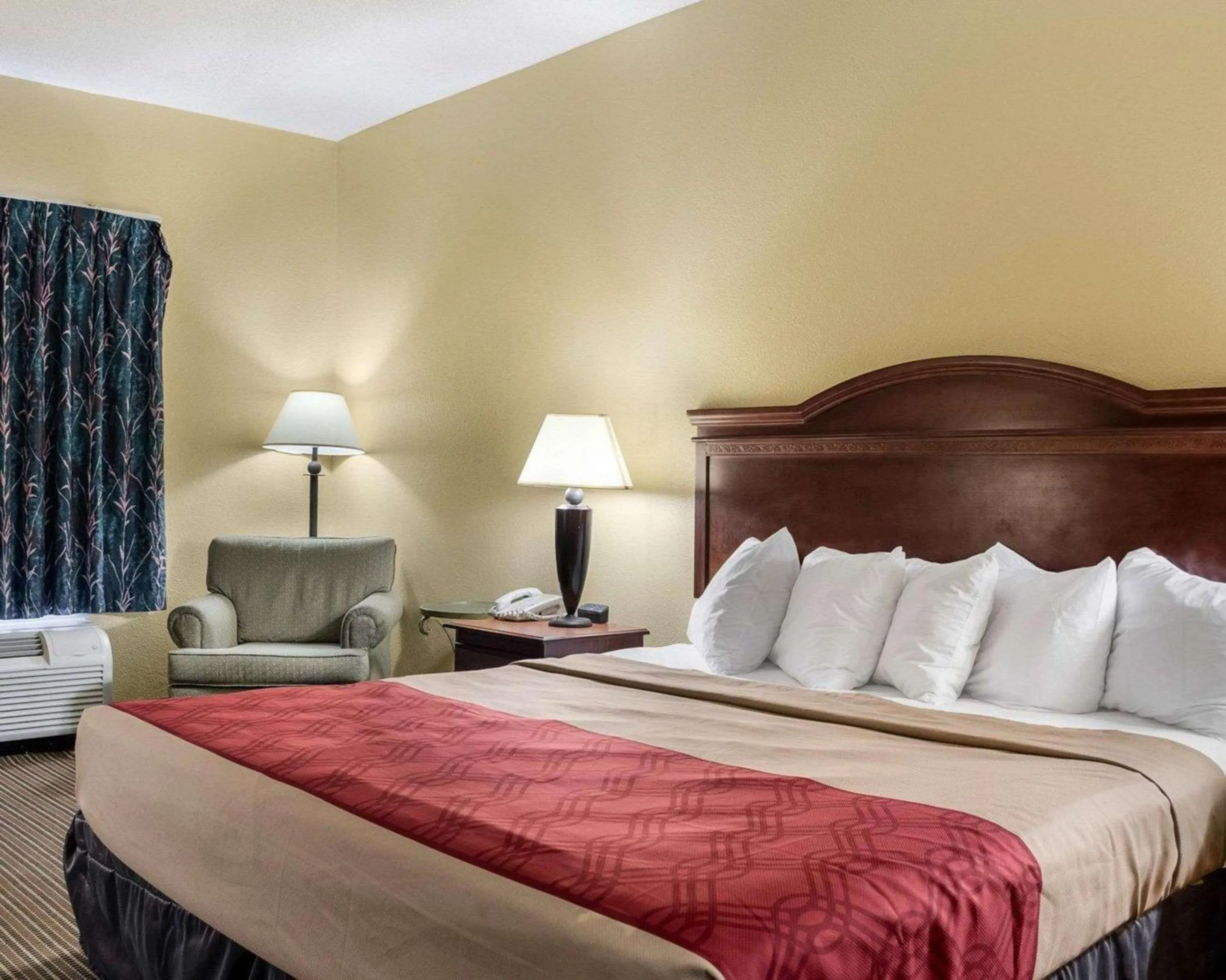 Photo of the whole room, Bed in Econo Lodge Greenville