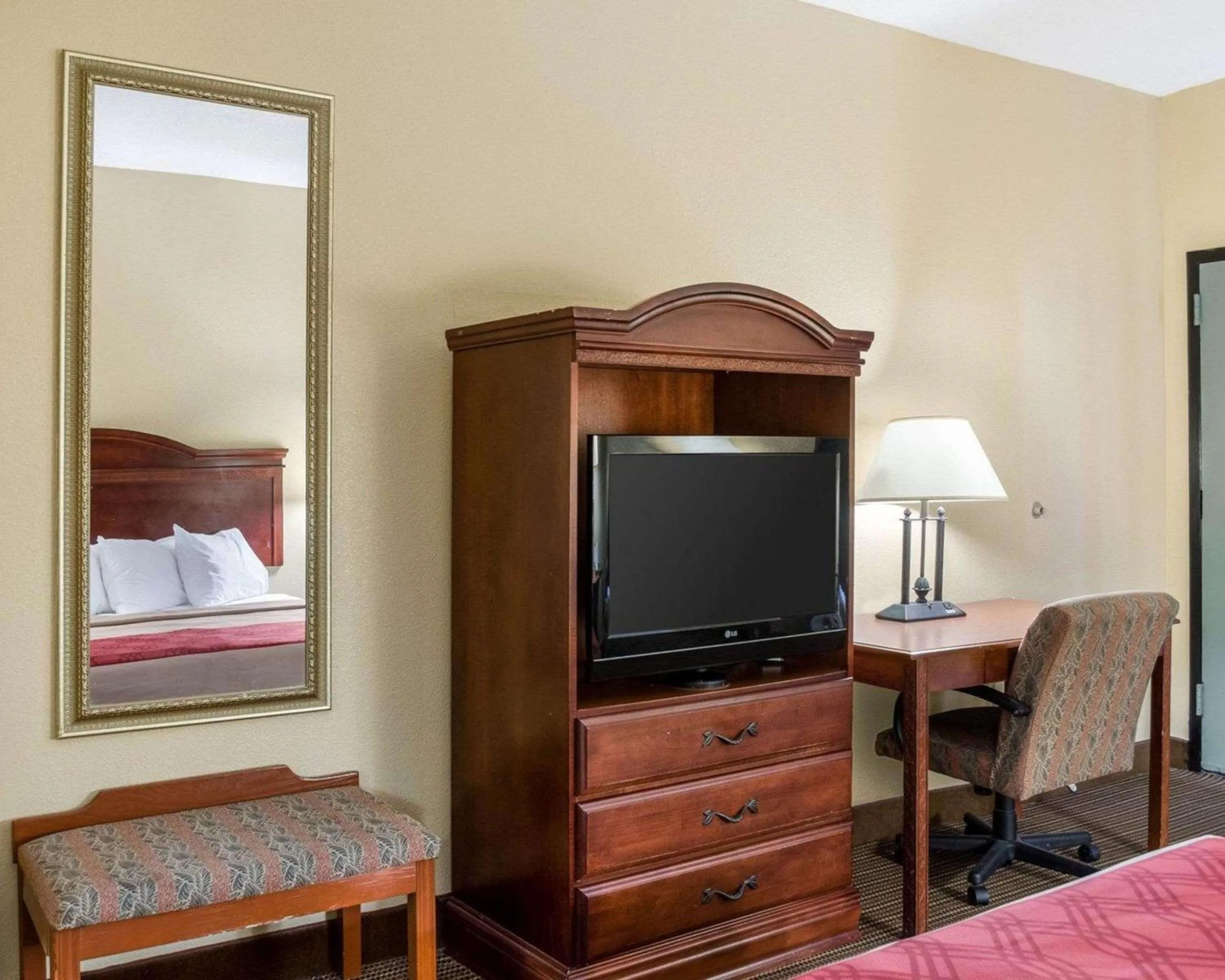 Photo of the whole room, Bed in Econo Lodge Greenville