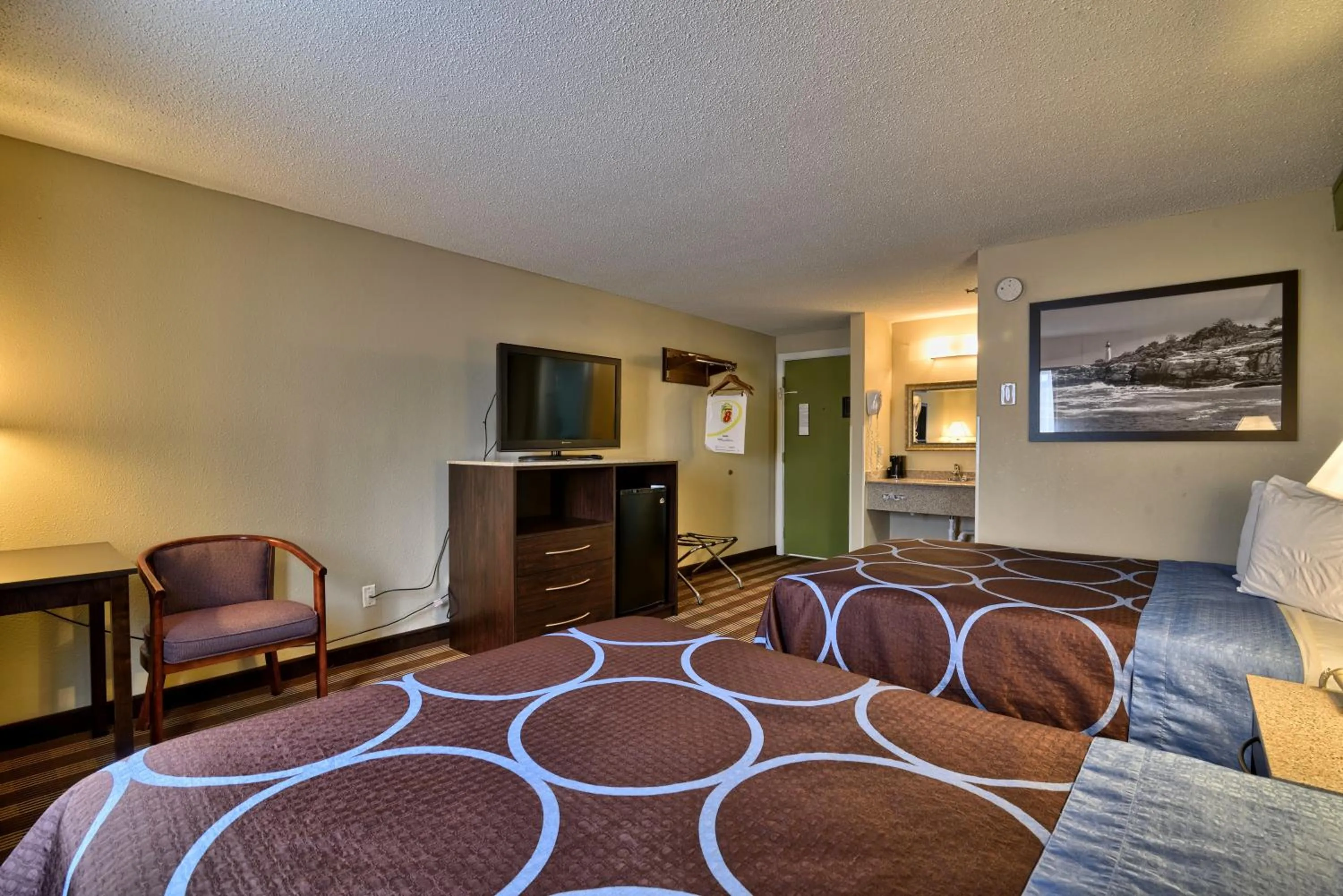 Photo of the whole room, Bed in Super 8 by Wyndham Bangor