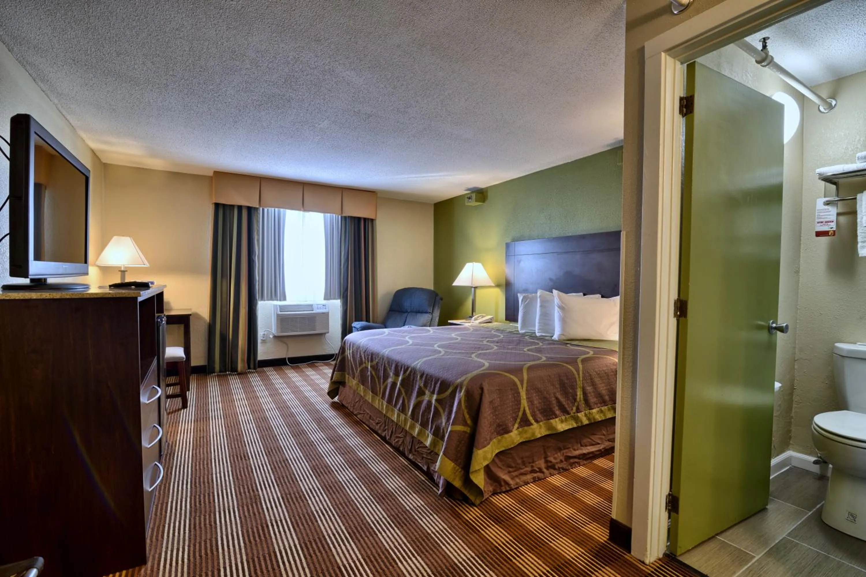 Bedroom, Bed in Super 8 by Wyndham Bangor