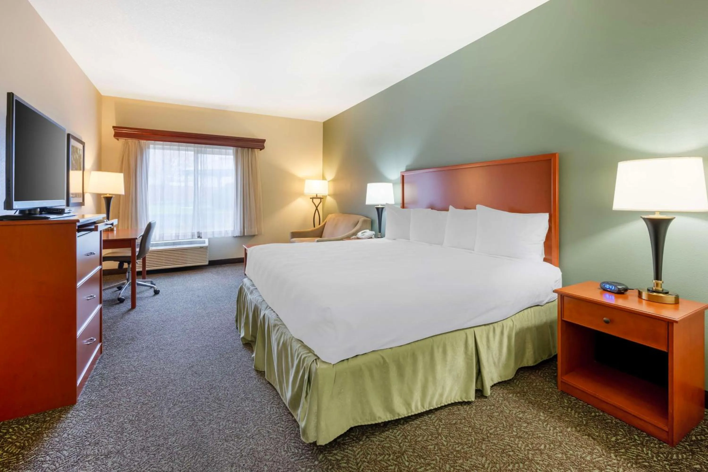 Bedroom in Best Western PLUS Walla Walla Suites Inn