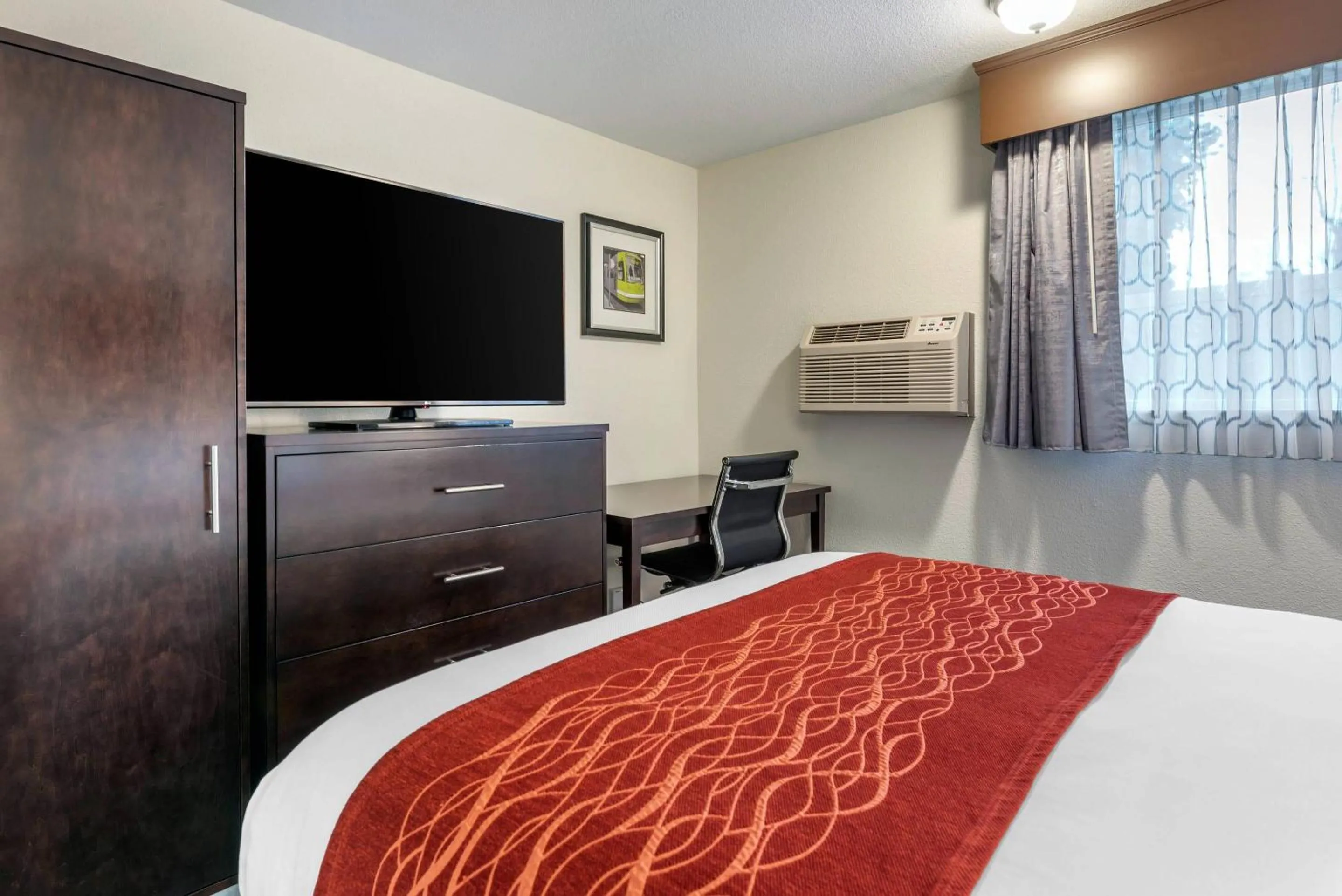 Bedroom, Bed in Comfort Inn & Suites Tigard near Washington Square