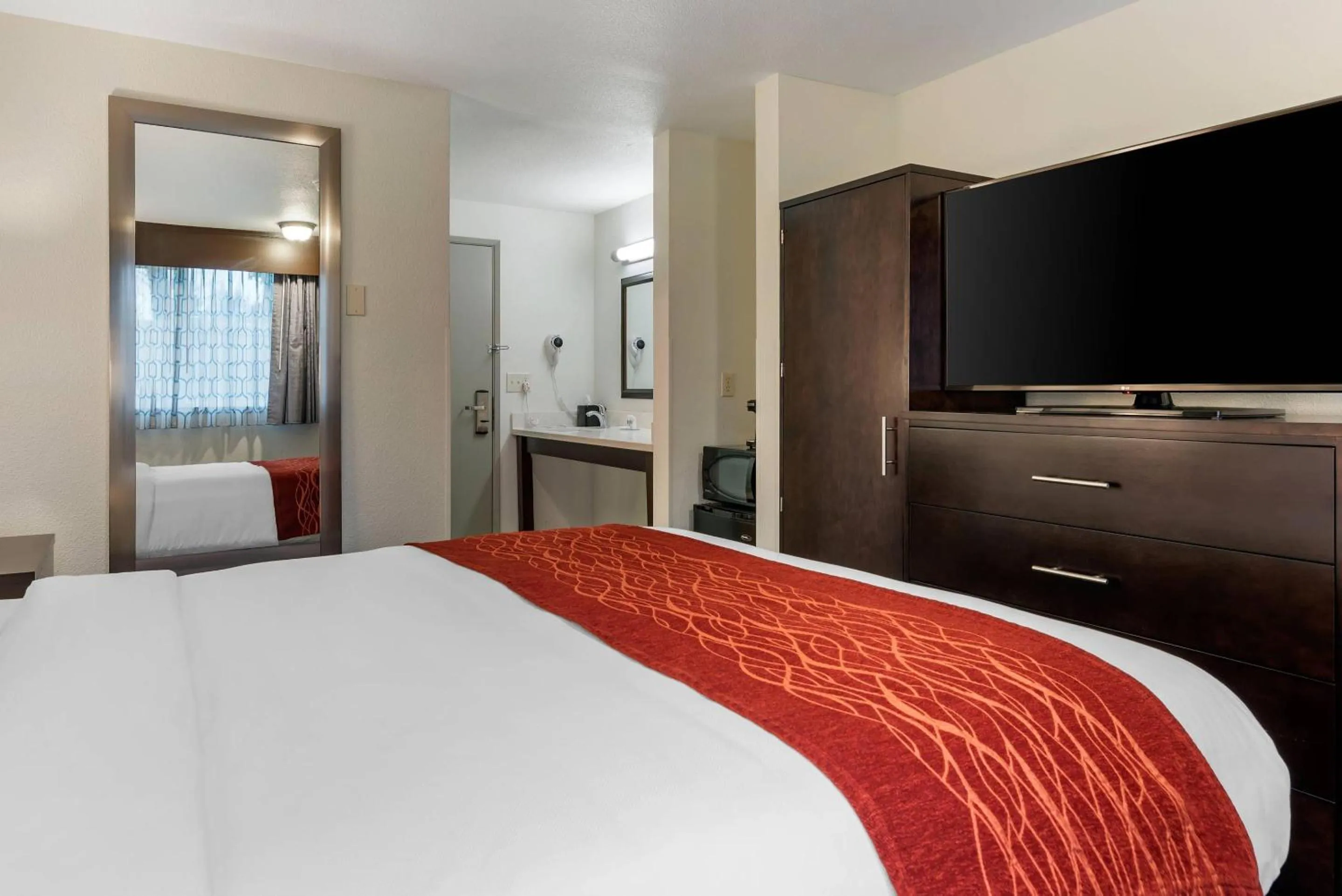 Bedroom, Bed in Comfort Inn & Suites Tigard near Washington Square