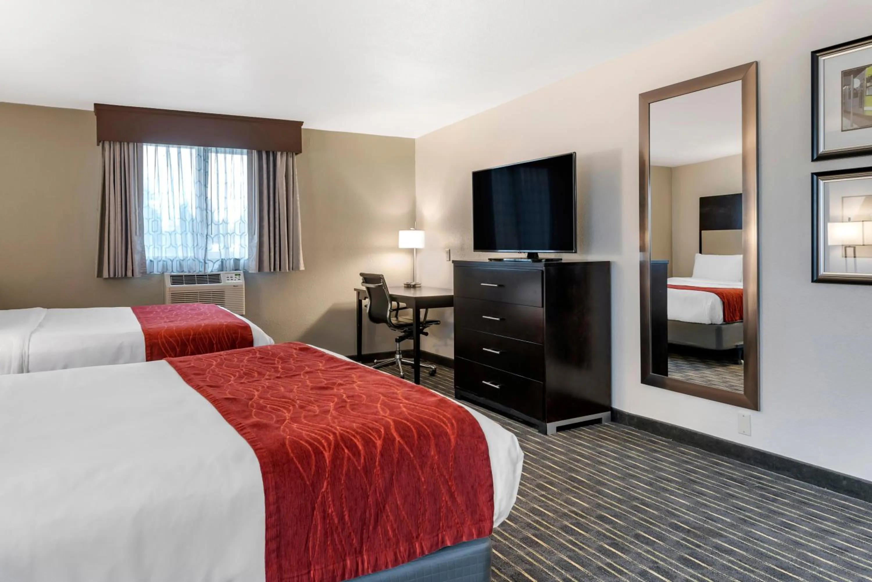 TV and multimedia, Bed in Comfort Inn & Suites Tigard near Washington Square