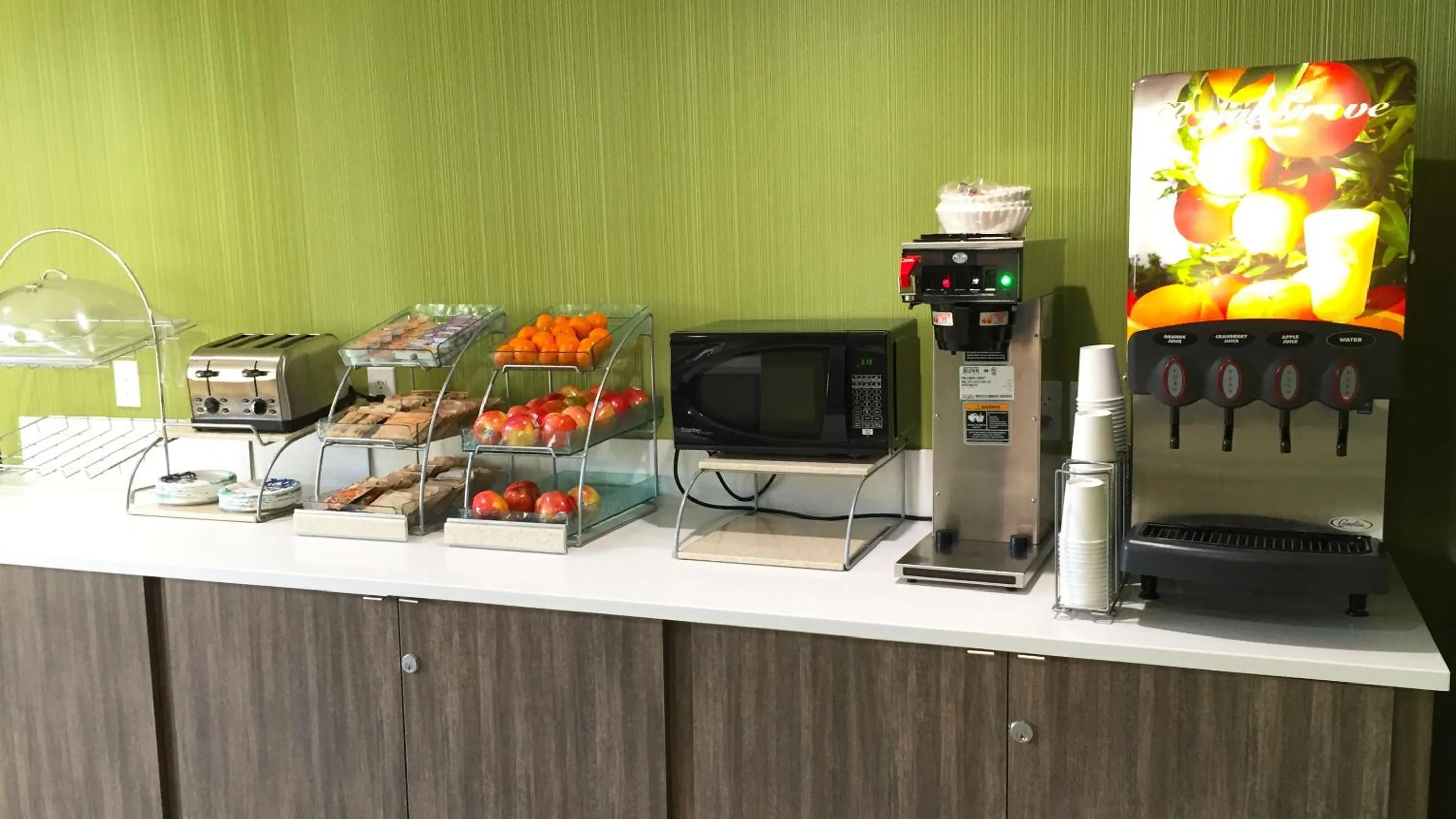 Food and drinks in Comfort Inn & Suites Tigard near Washington Square