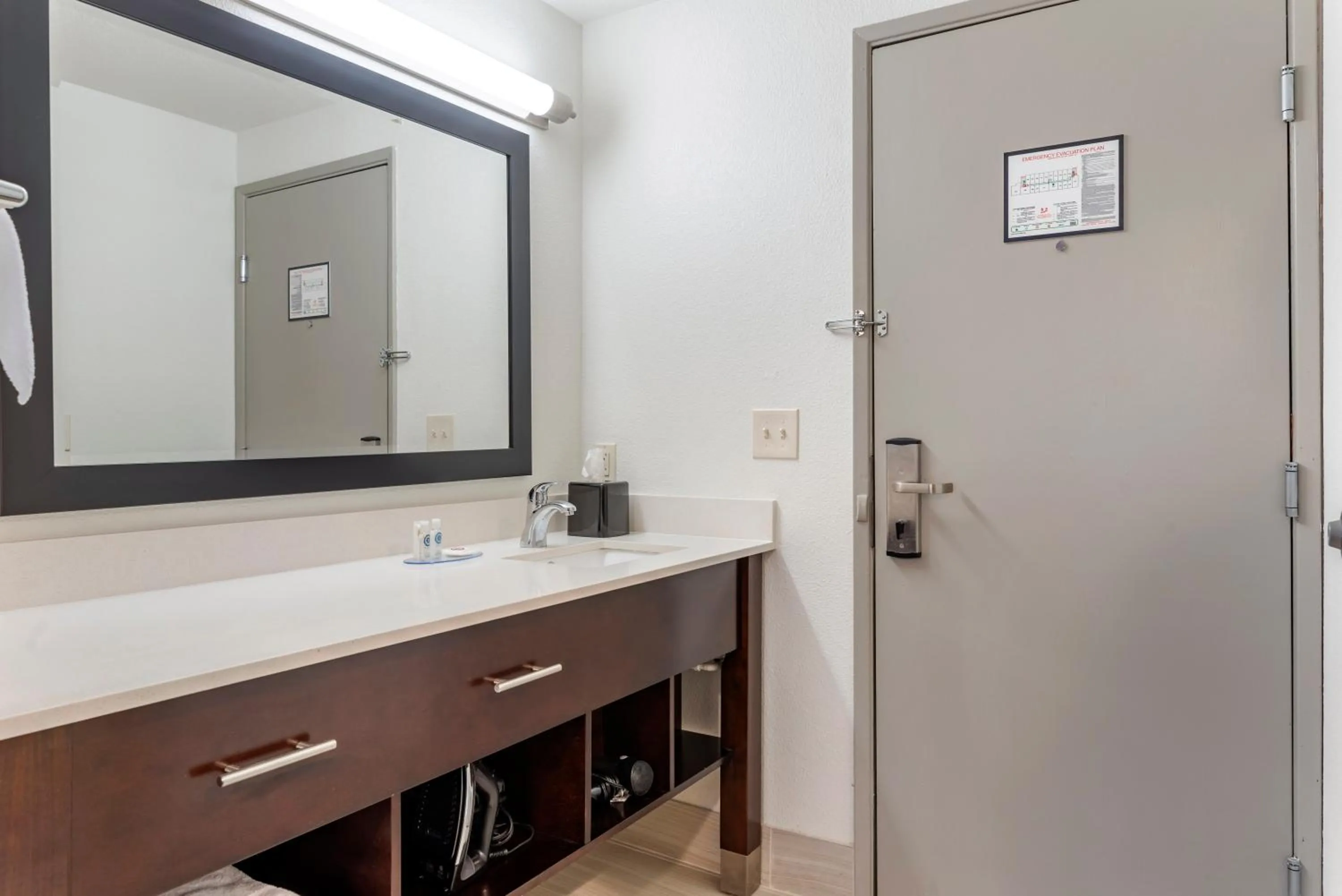 Bathroom in Comfort Inn & Suites Tigard near Washington Square