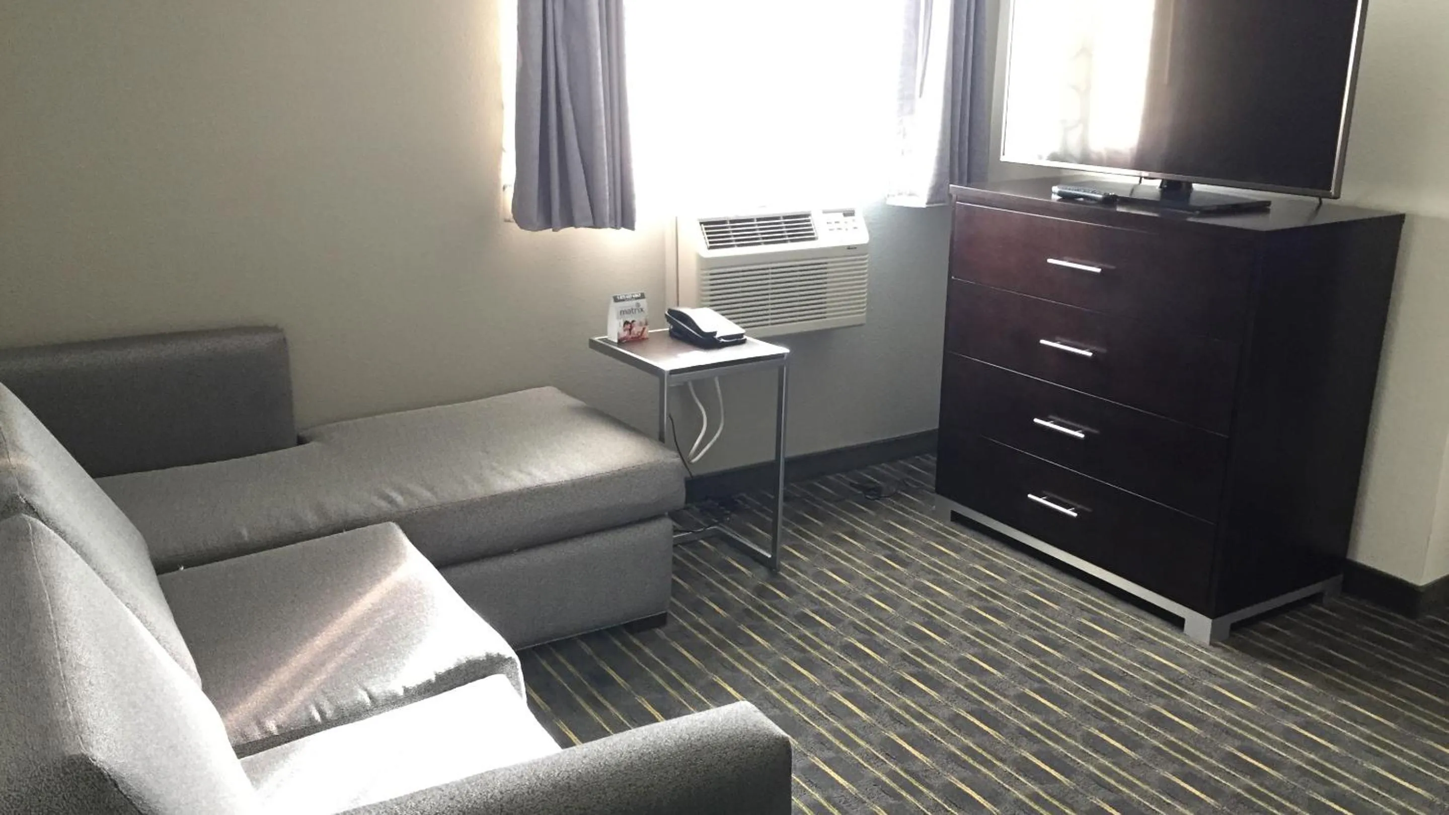 TV and multimedia in Comfort Inn & Suites Tigard near Washington Square
