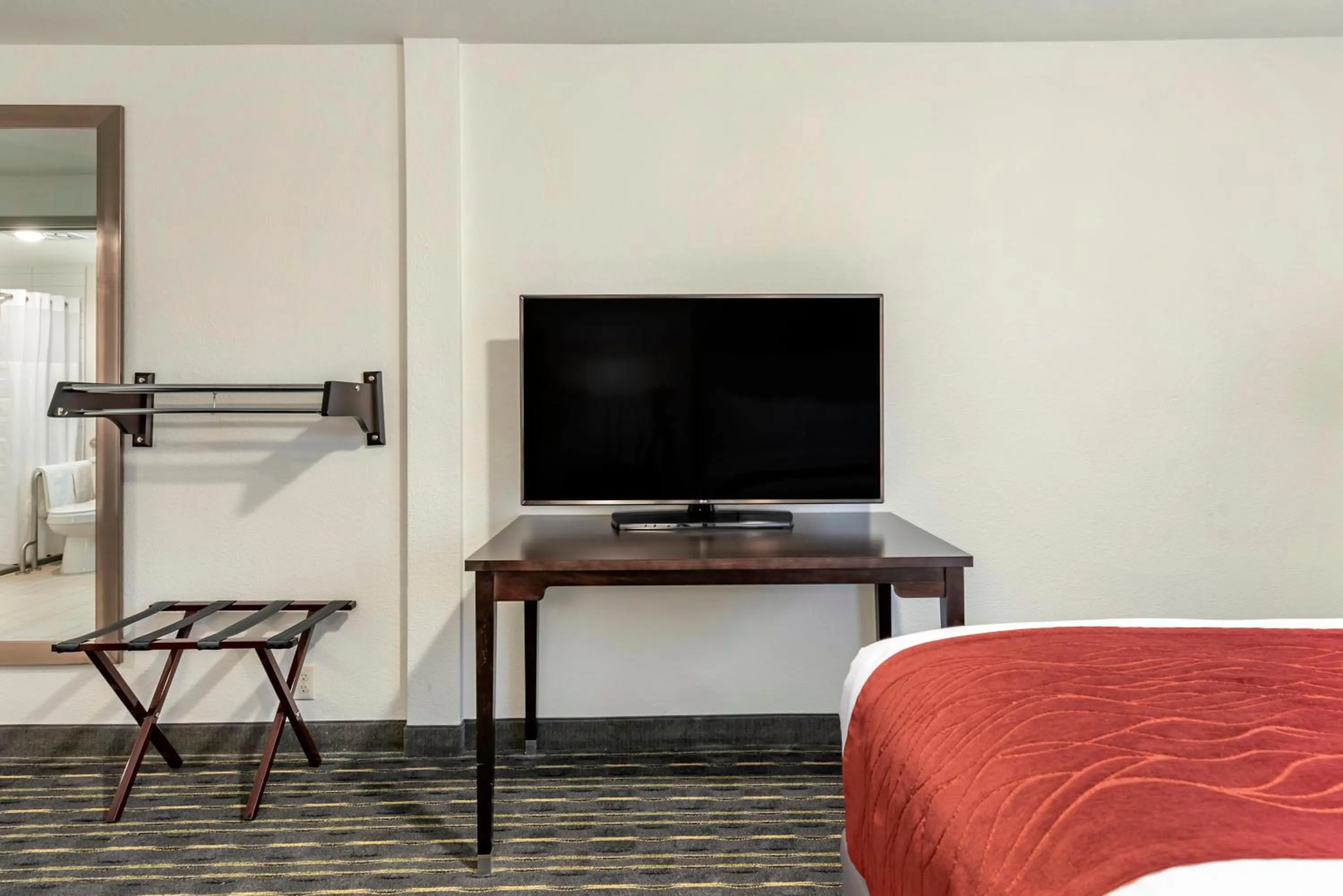 TV and multimedia, Bed in Comfort Inn & Suites Tigard near Washington Square
