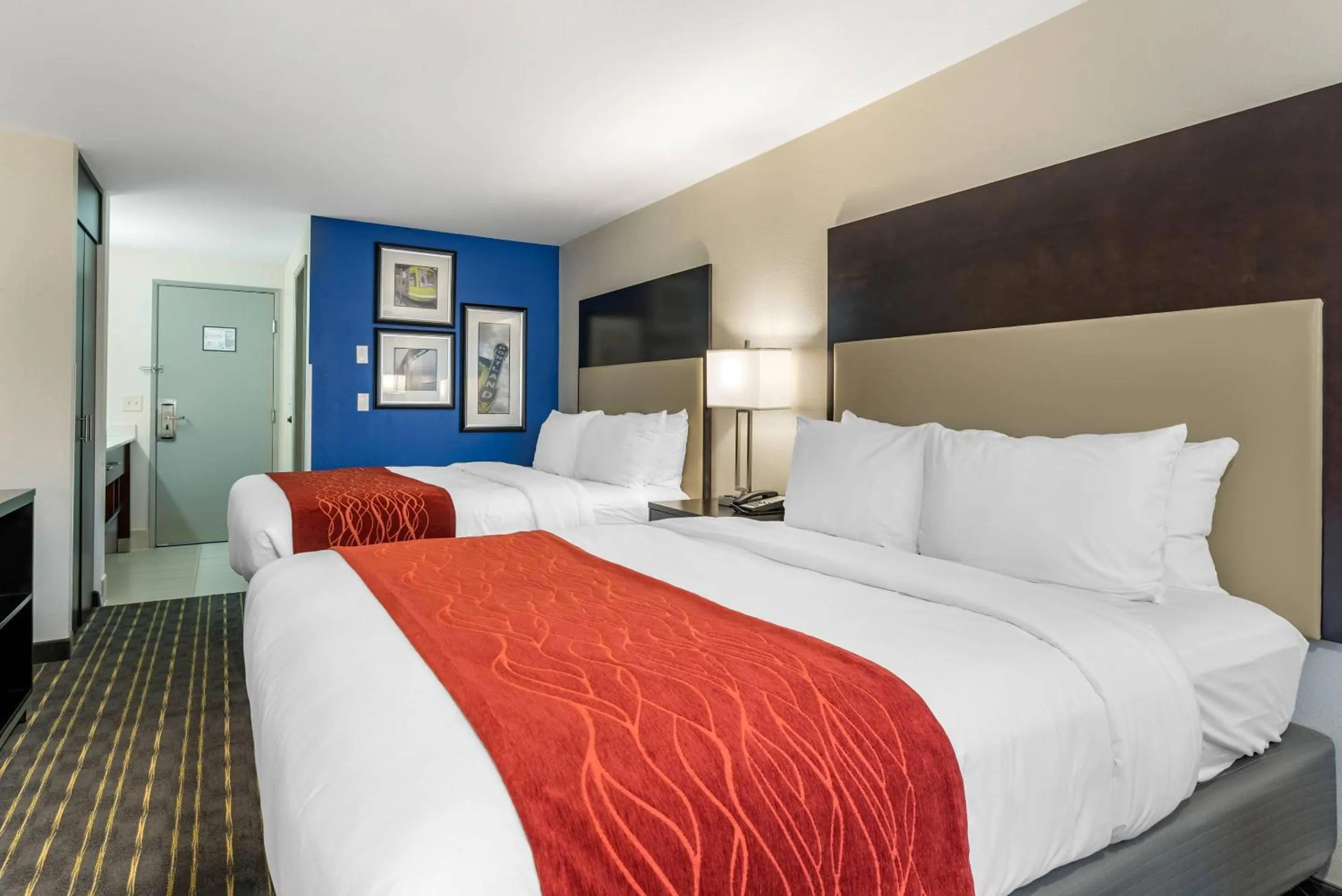 Bedroom, Bed in Comfort Inn & Suites Tigard near Washington Square
