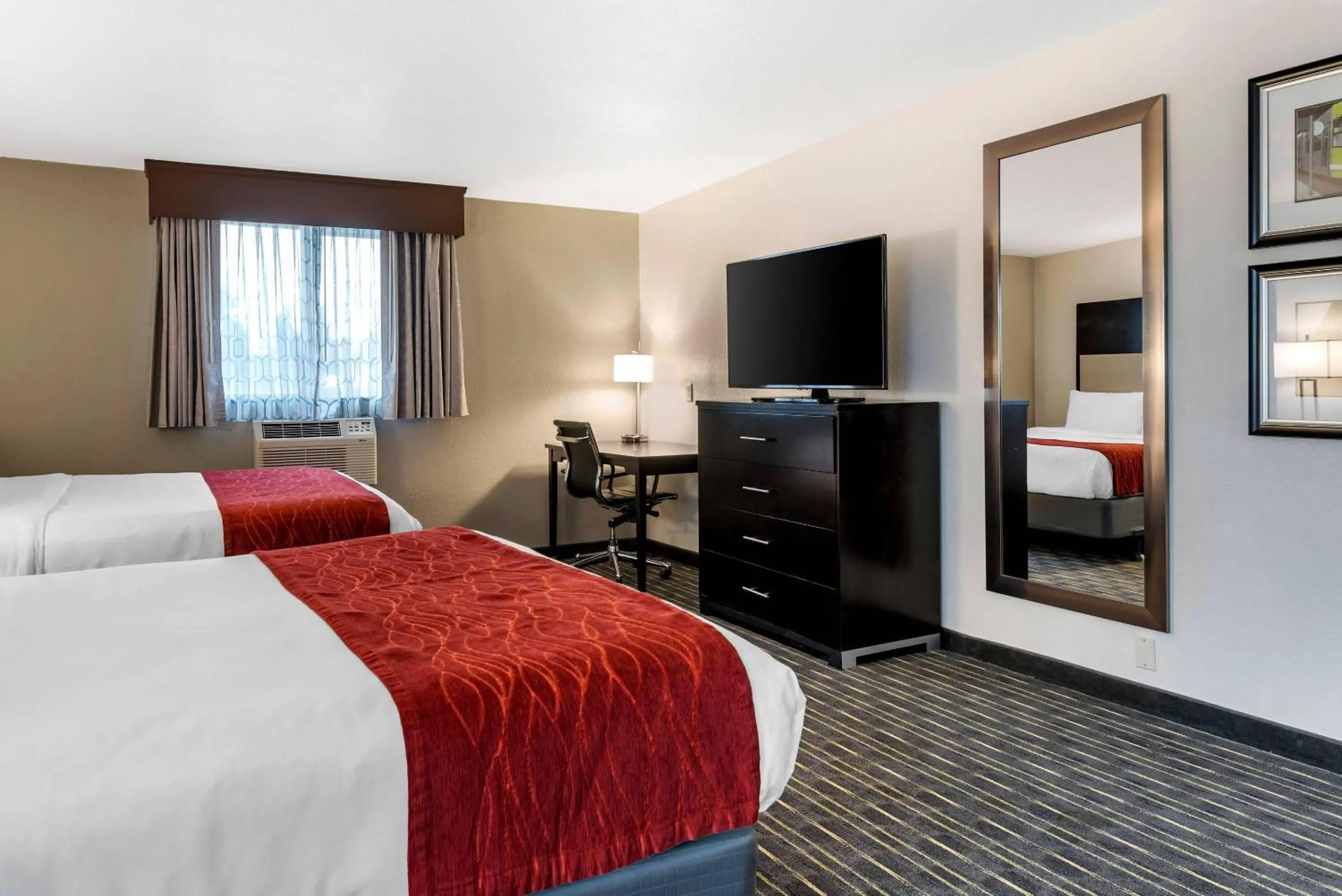 Bedroom, Bed in Comfort Inn & Suites Tigard near Washington Square