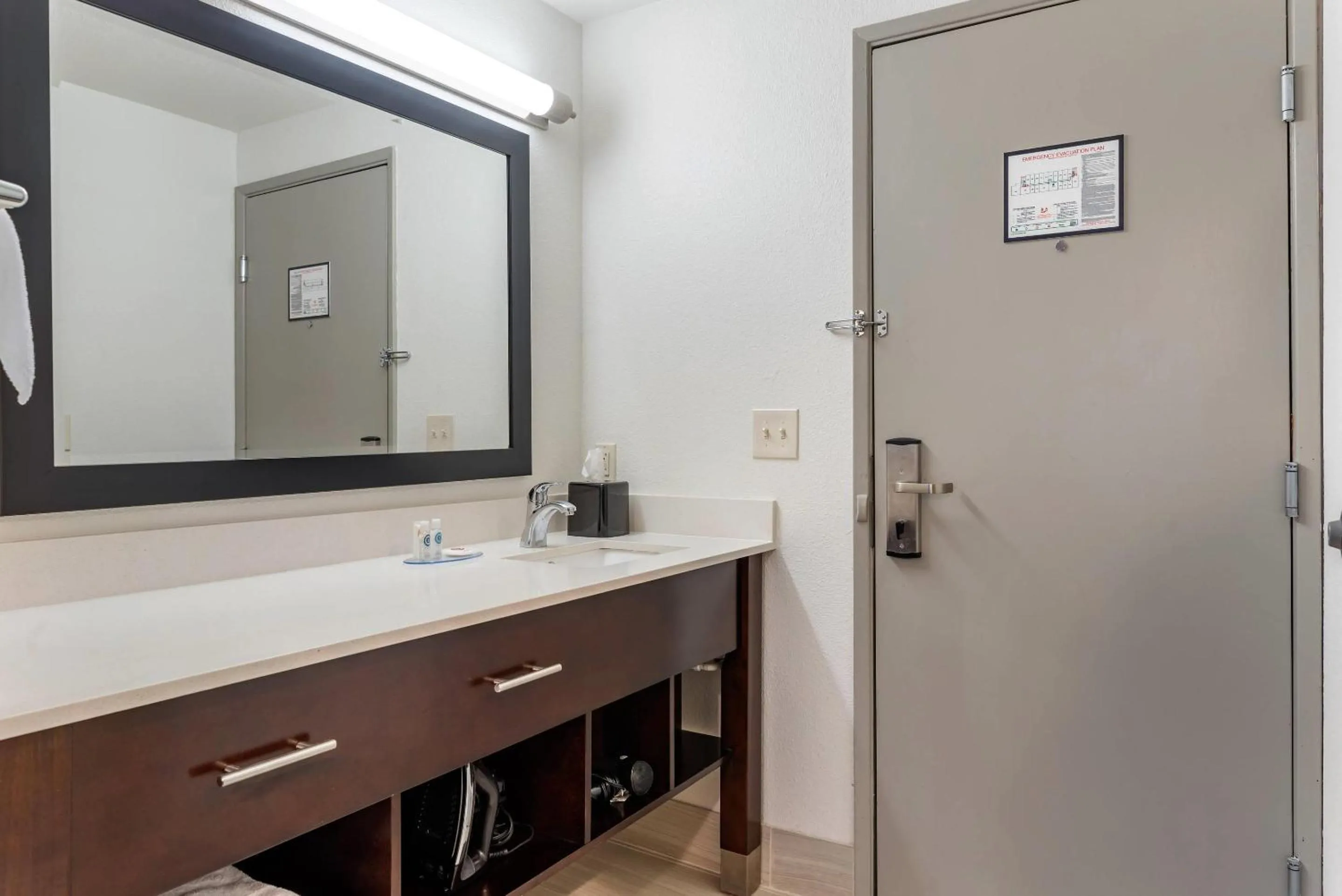 Bedroom in Comfort Inn & Suites Tigard near Washington Square