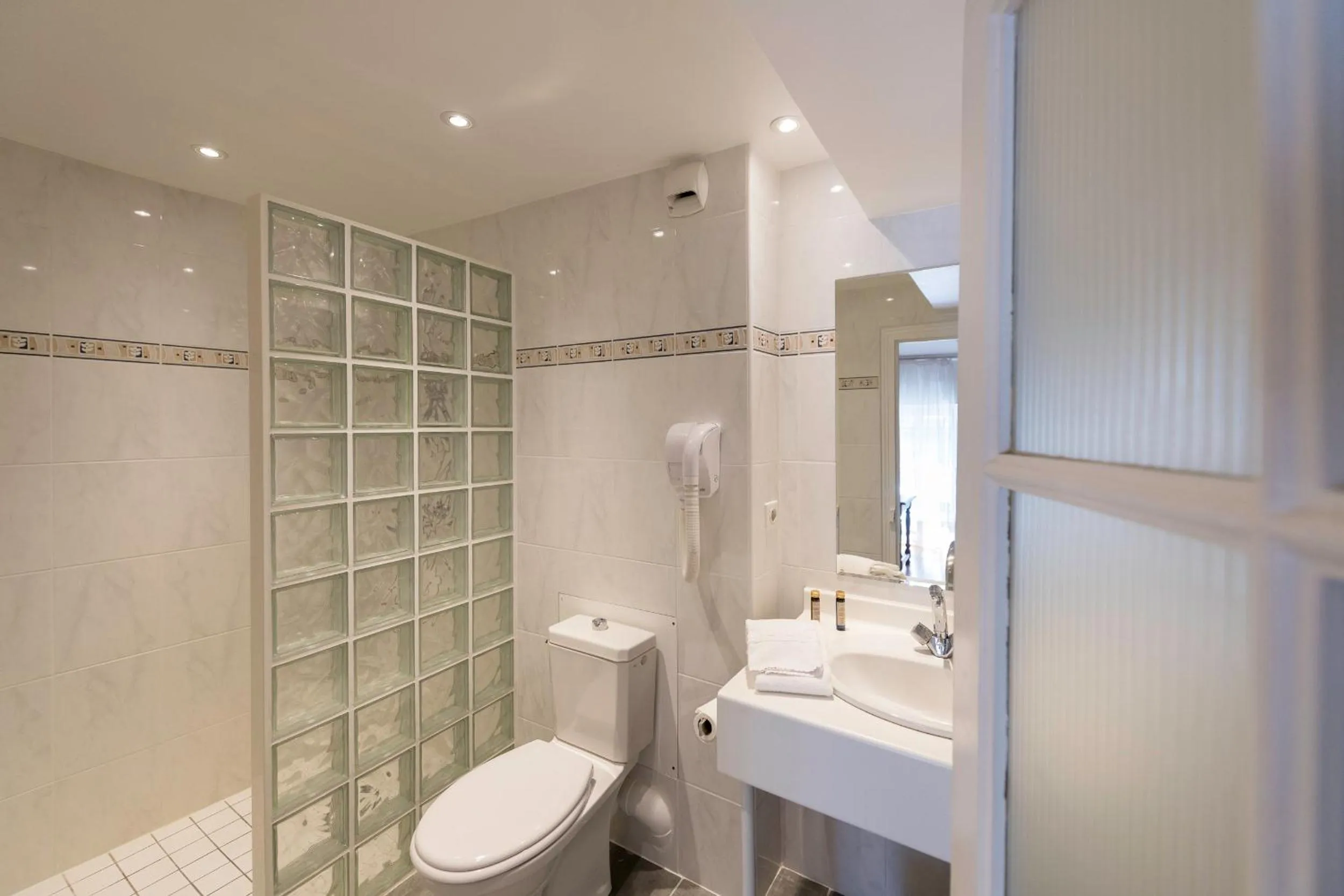 Bathroom in Hôtel des Tonneliers