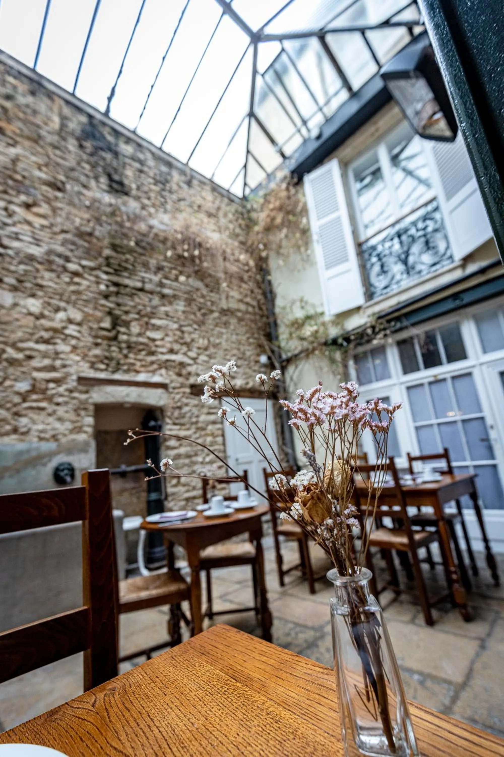 Patio in Hôtel des Tonneliers