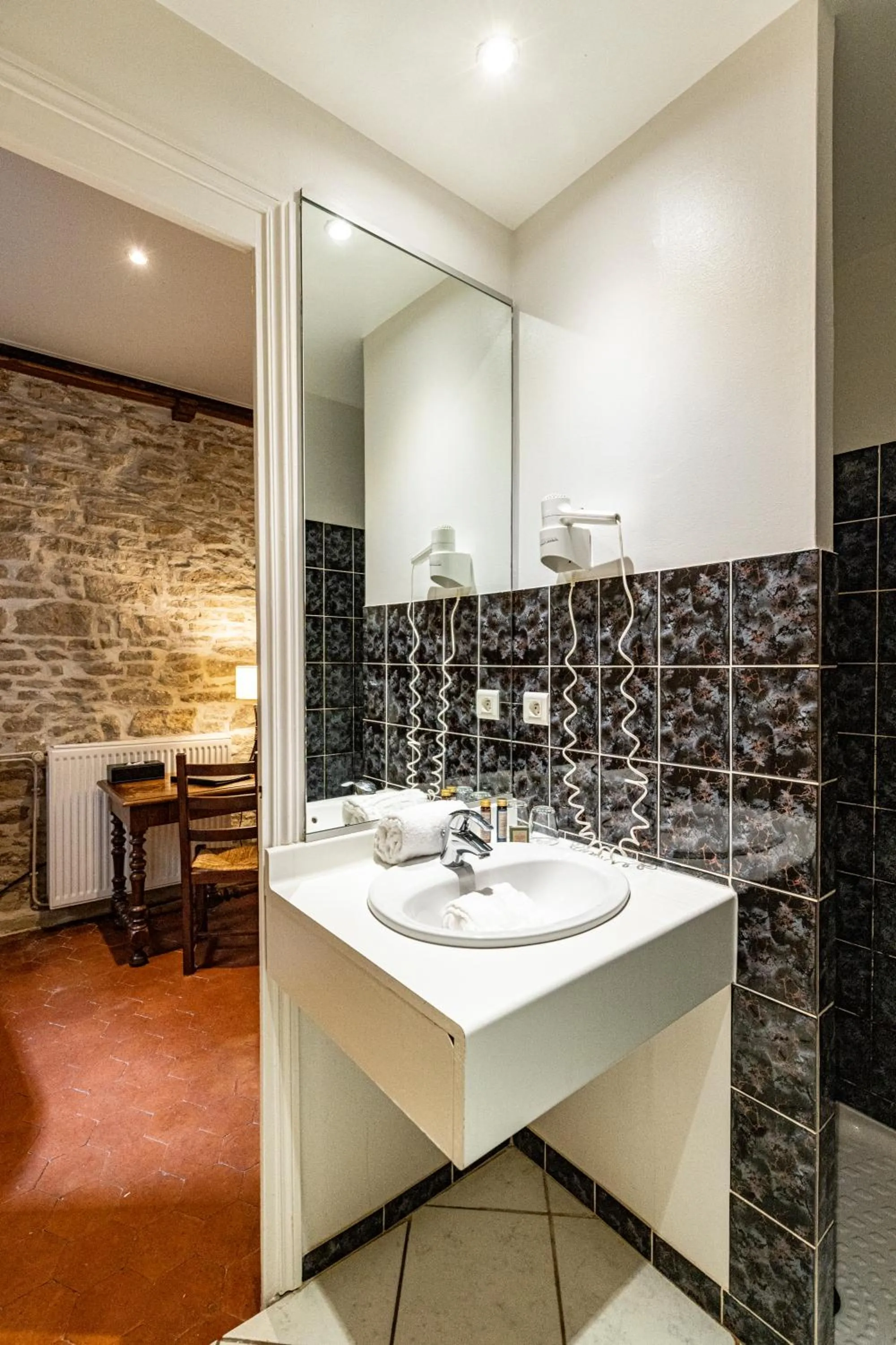 Bathroom in Hôtel des Tonneliers