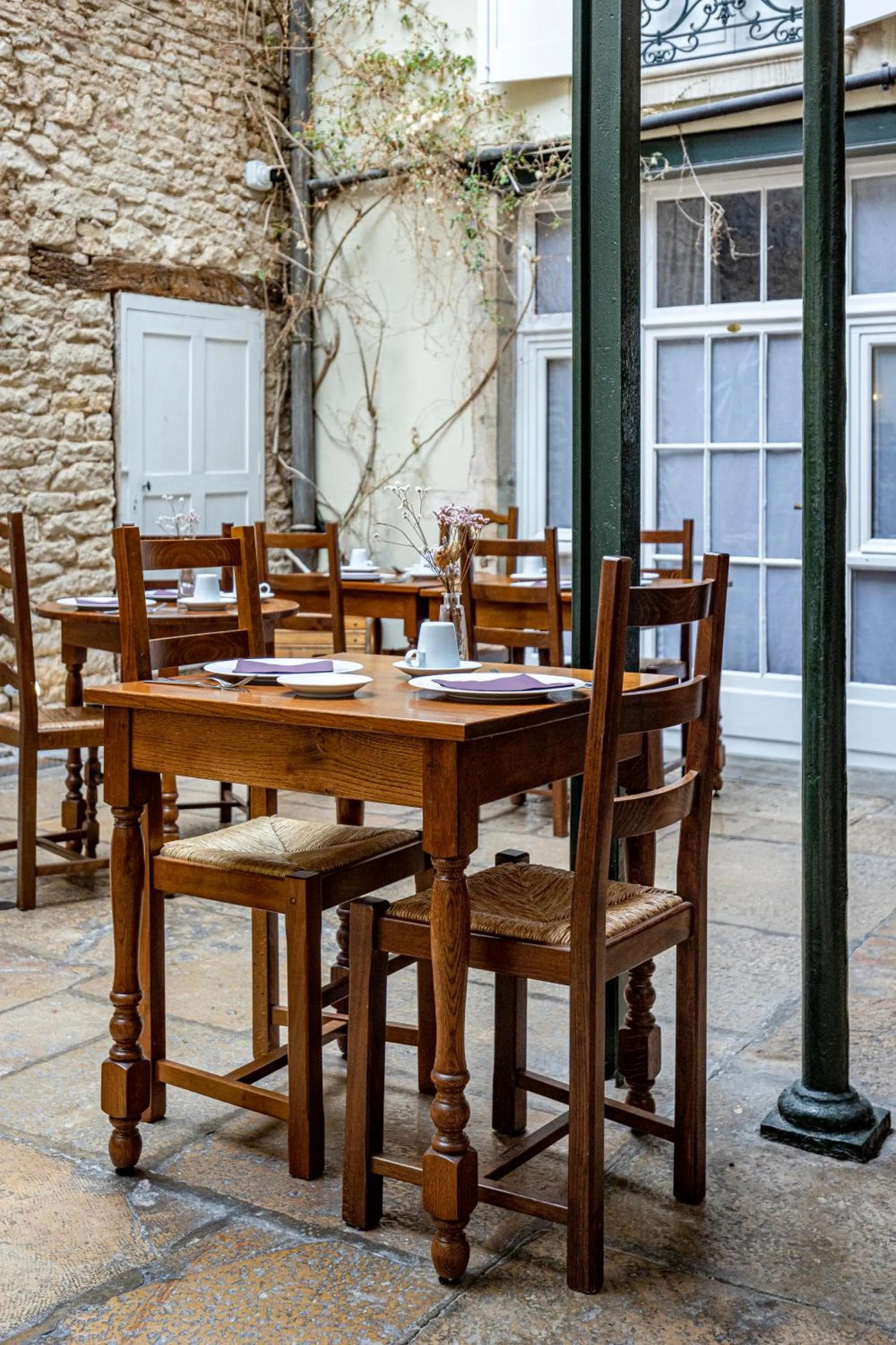 Patio in Hôtel des Tonneliers