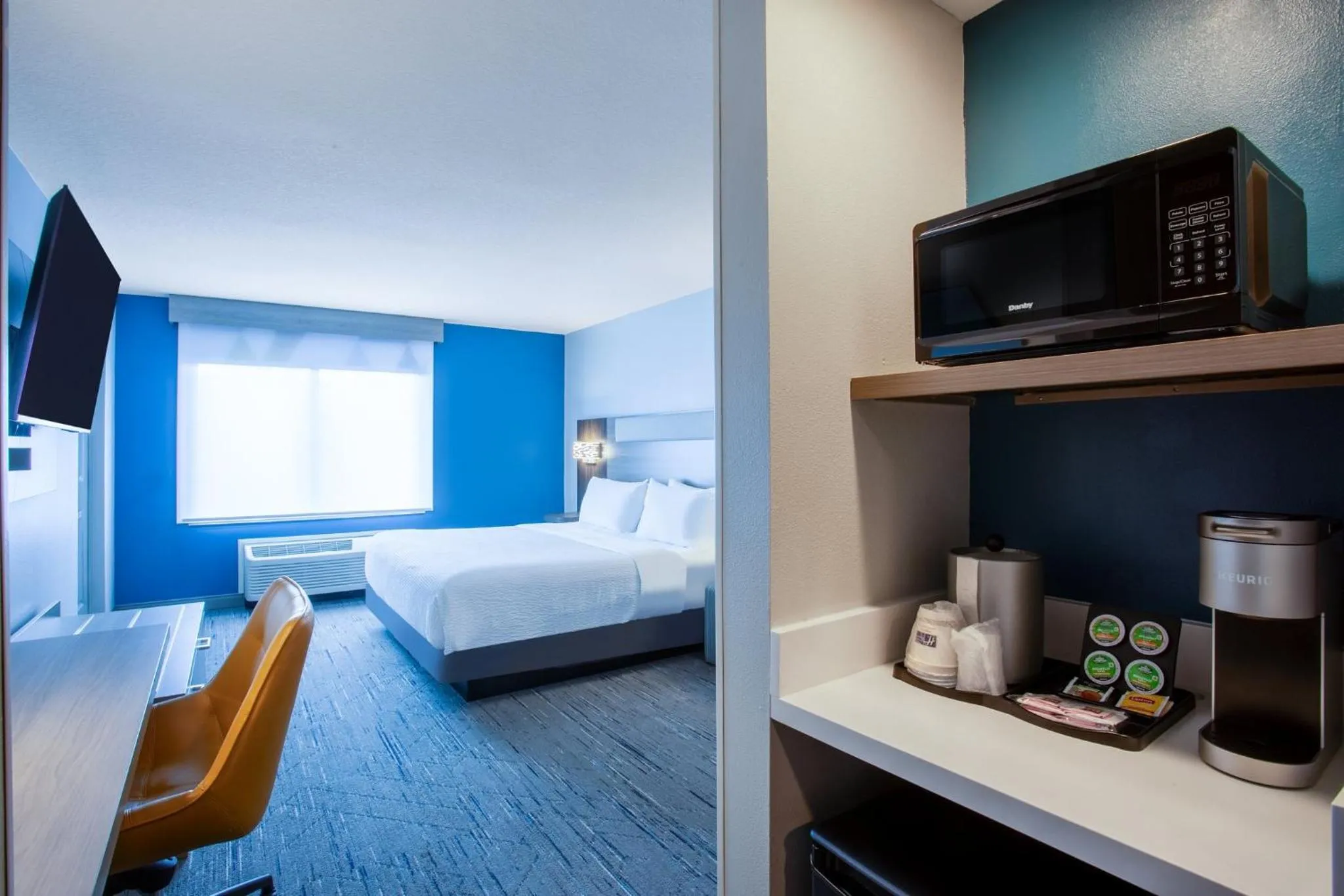 Photo of the whole room, Bed in Holiday Inn Express & Suites Bradenton East-Lakewood Ranch by IHG