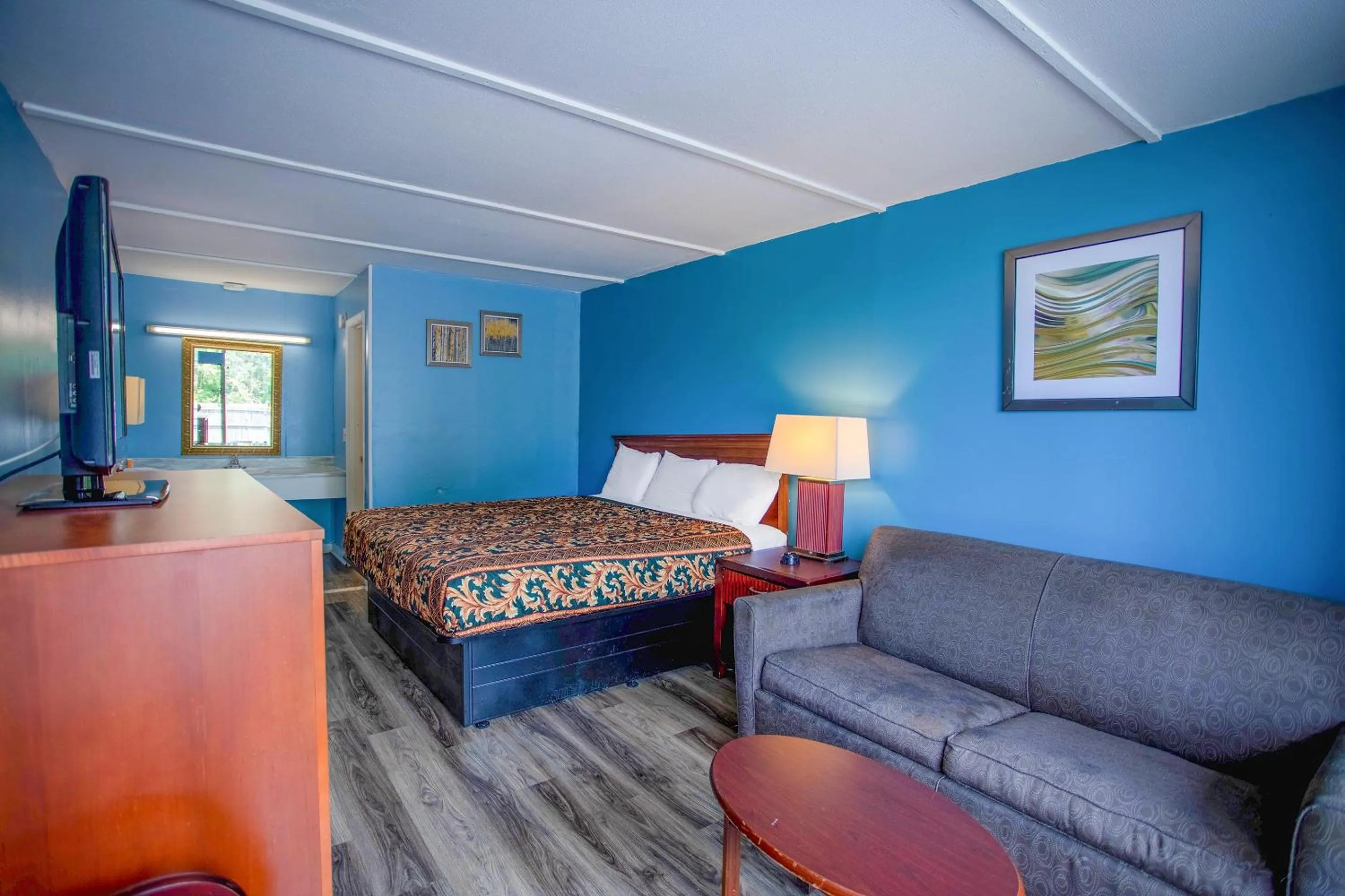 Bedroom, Bed in OYO Inn Kernersville