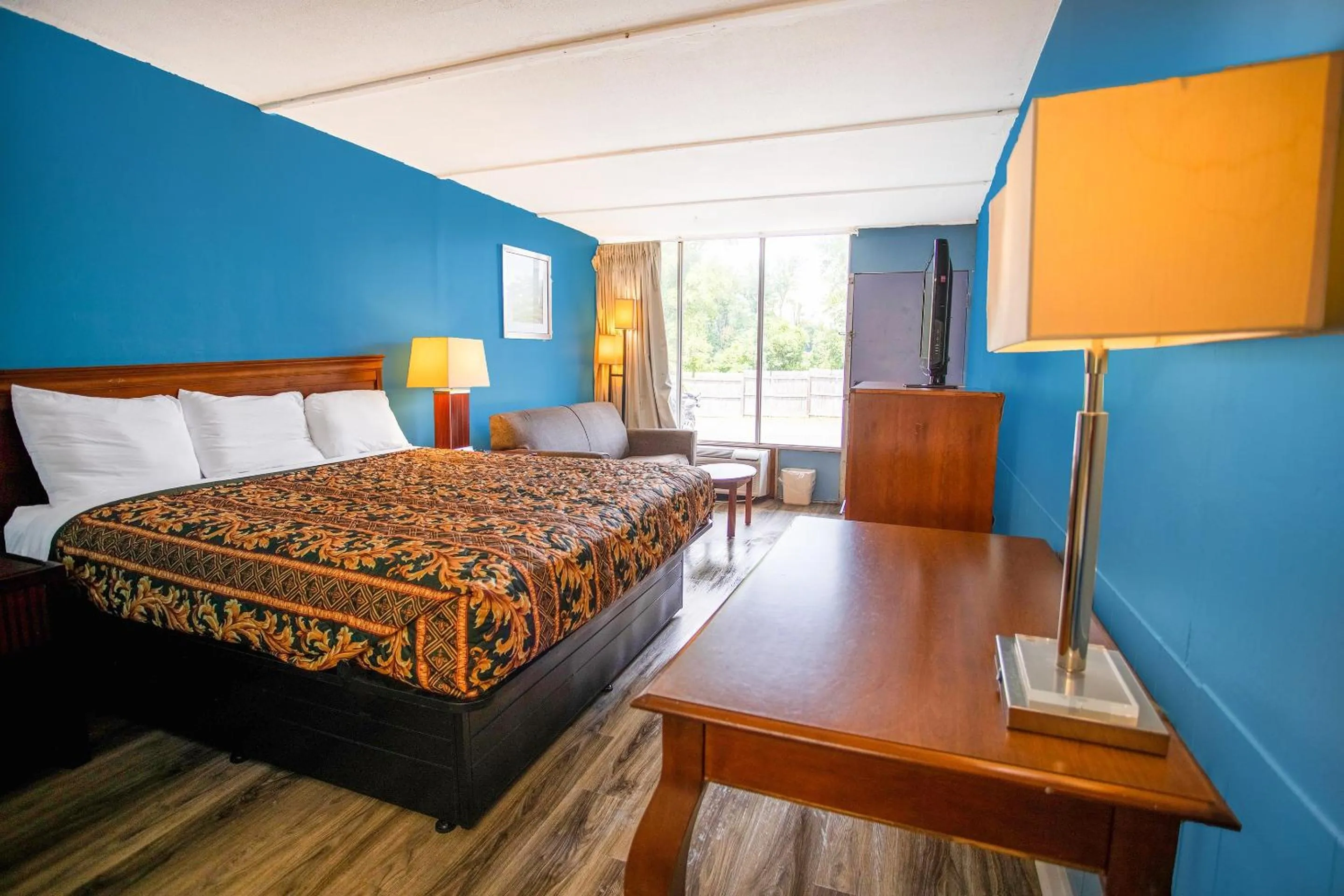 Bedroom, Bed in OYO Inn Kernersville