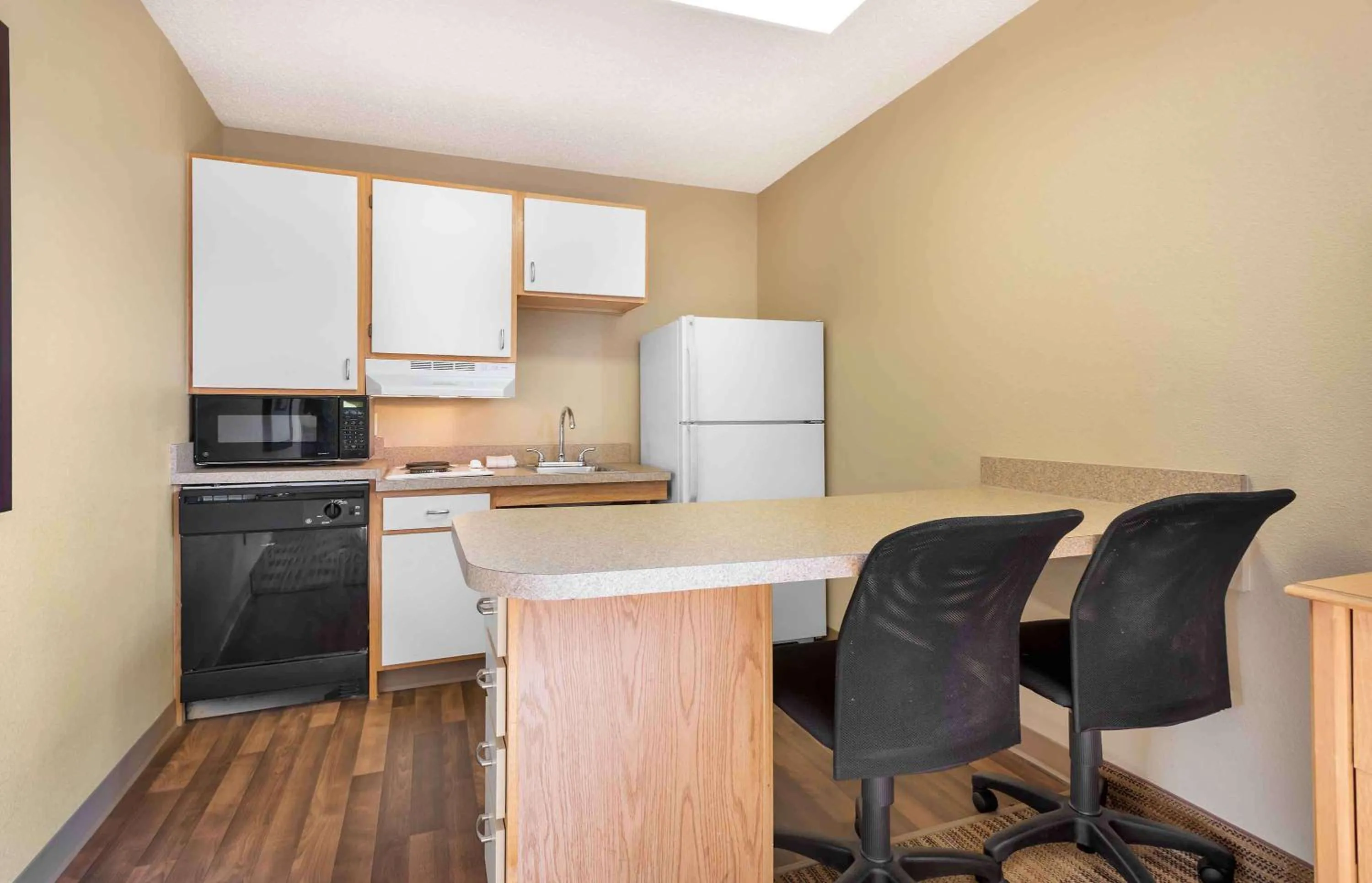 Kitchen or kitchenette in Extended Stay America Suites - Philadelphia - Malvern - Swedesford Rd