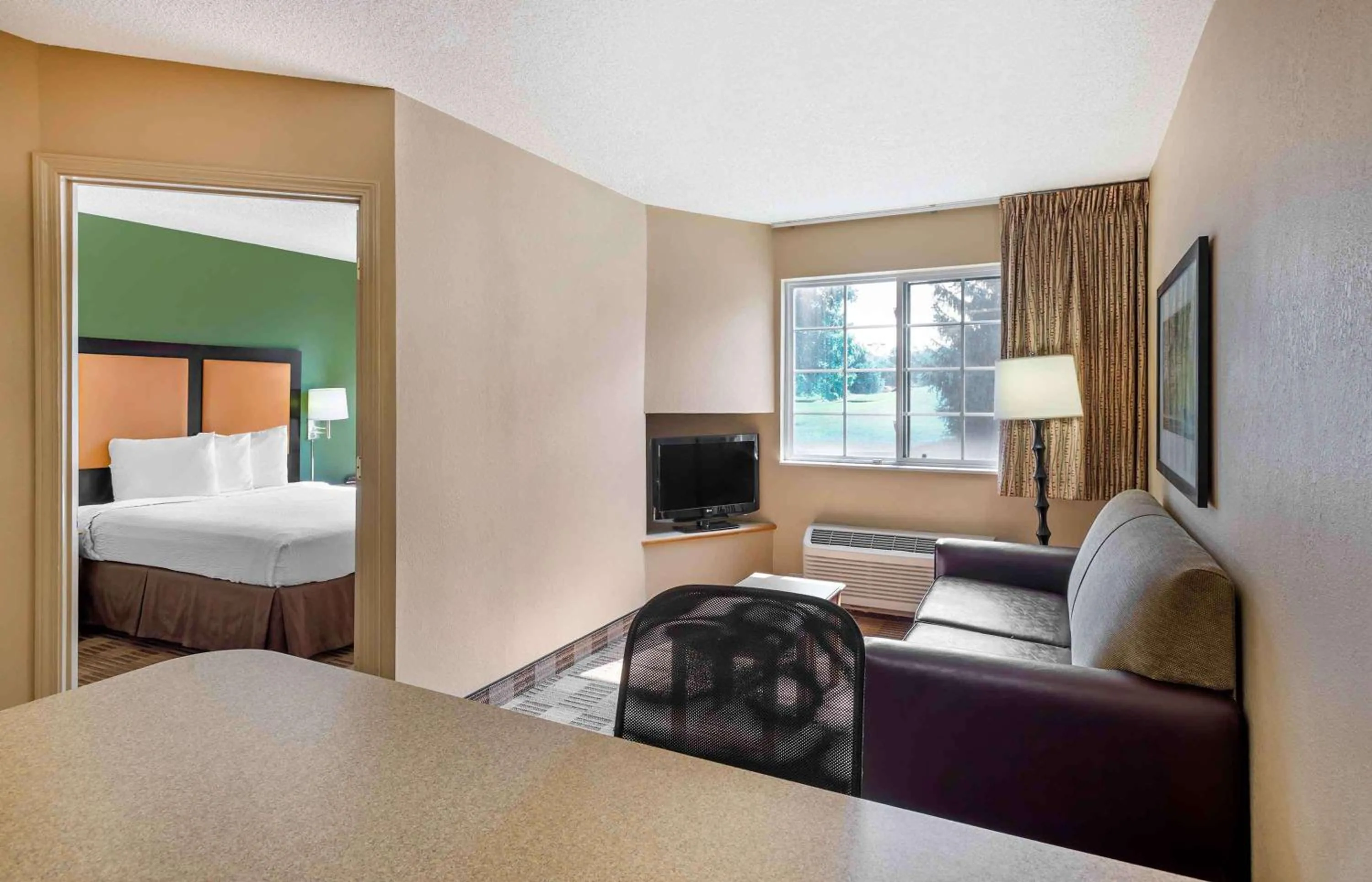 Bedroom, Bed in Extended Stay America Suites - Philadelphia - Malvern - Swedesford Rd