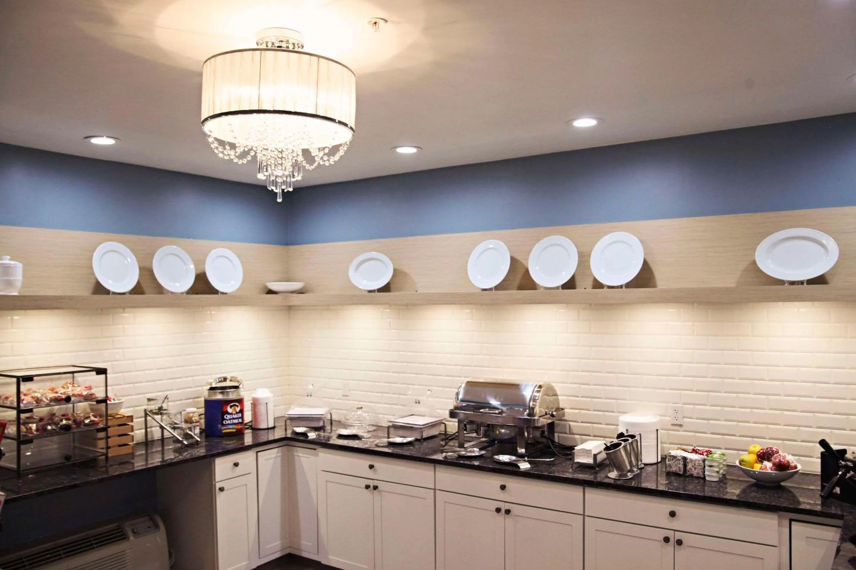 Breakfast in Country Inn & Suites by Radisson, Frackville (Pottsville), PA