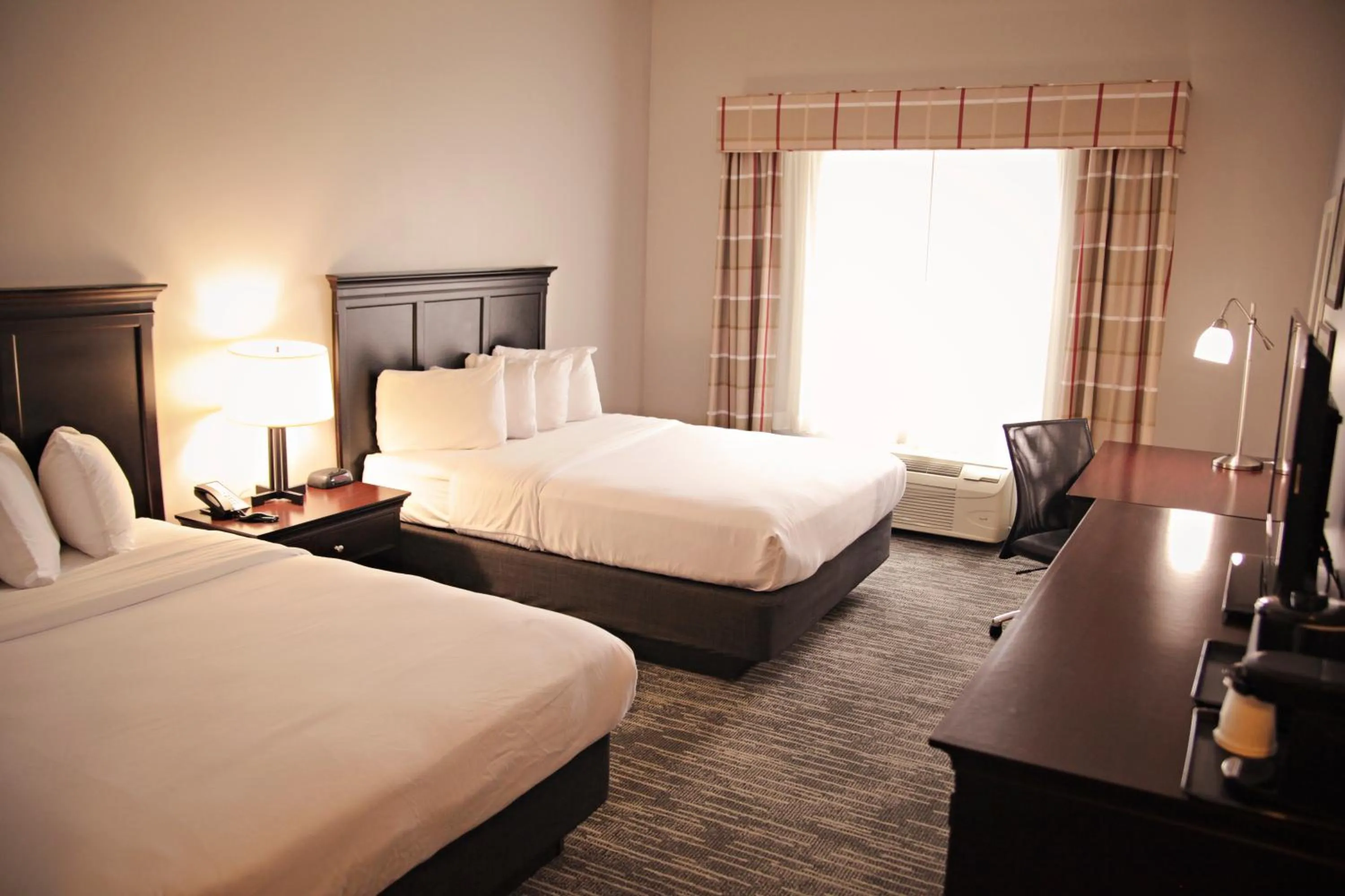 Bed in Country Inn & Suites by Radisson, Frackville (Pottsville), PA