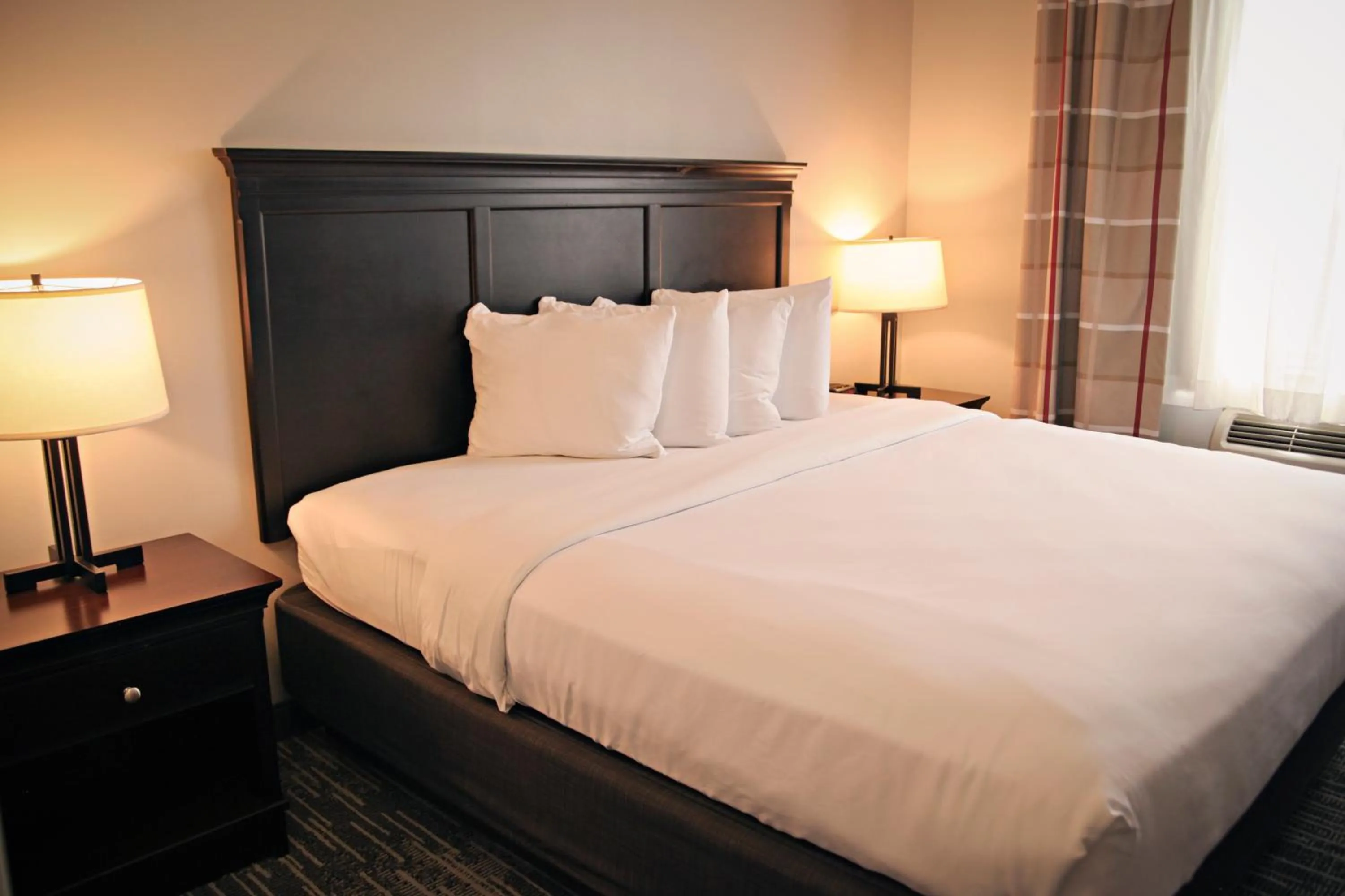 Bed in Country Inn & Suites by Radisson, Frackville (Pottsville), PA