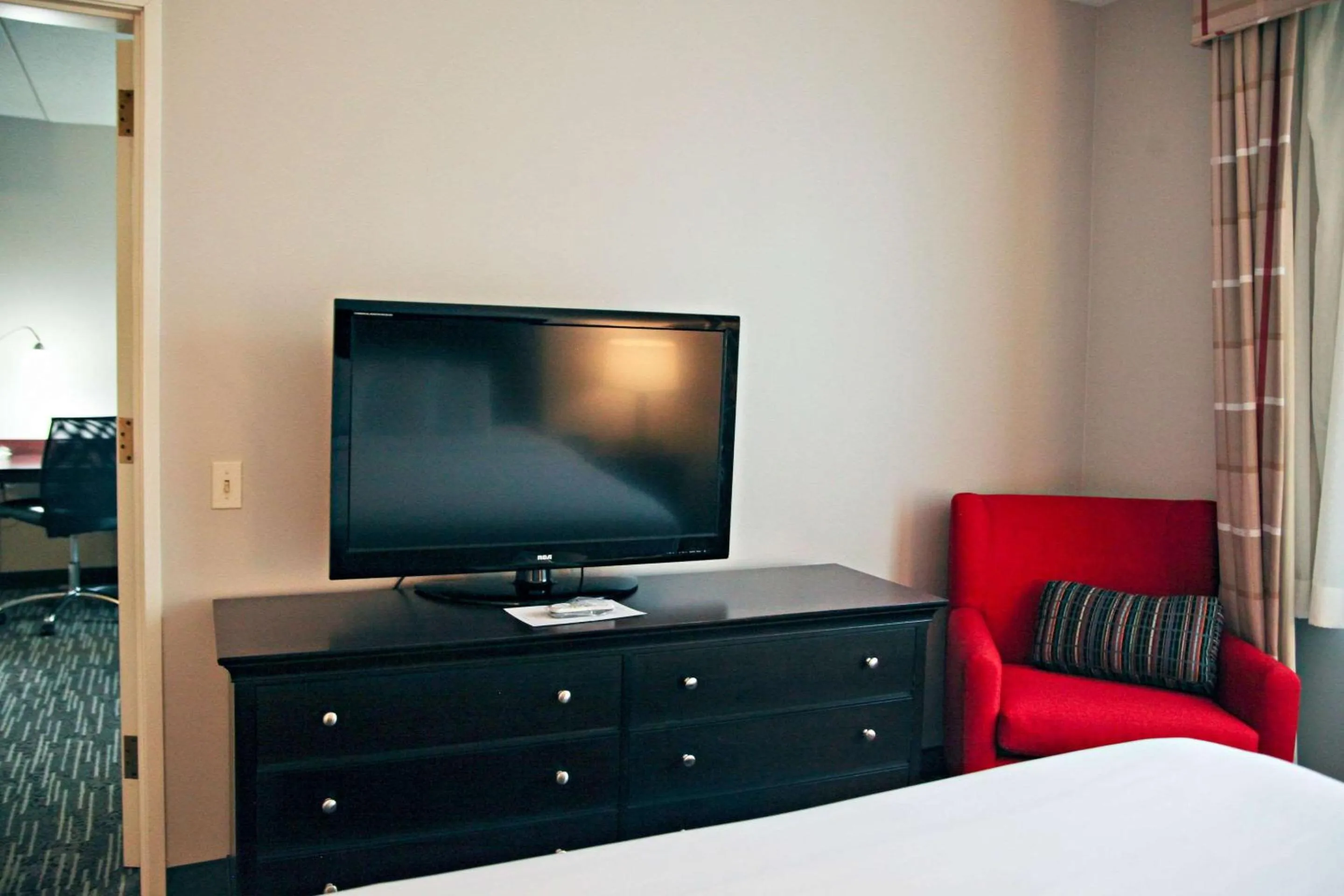 Bedroom, Bed in Country Inn & Suites by Radisson, Frackville (Pottsville), PA