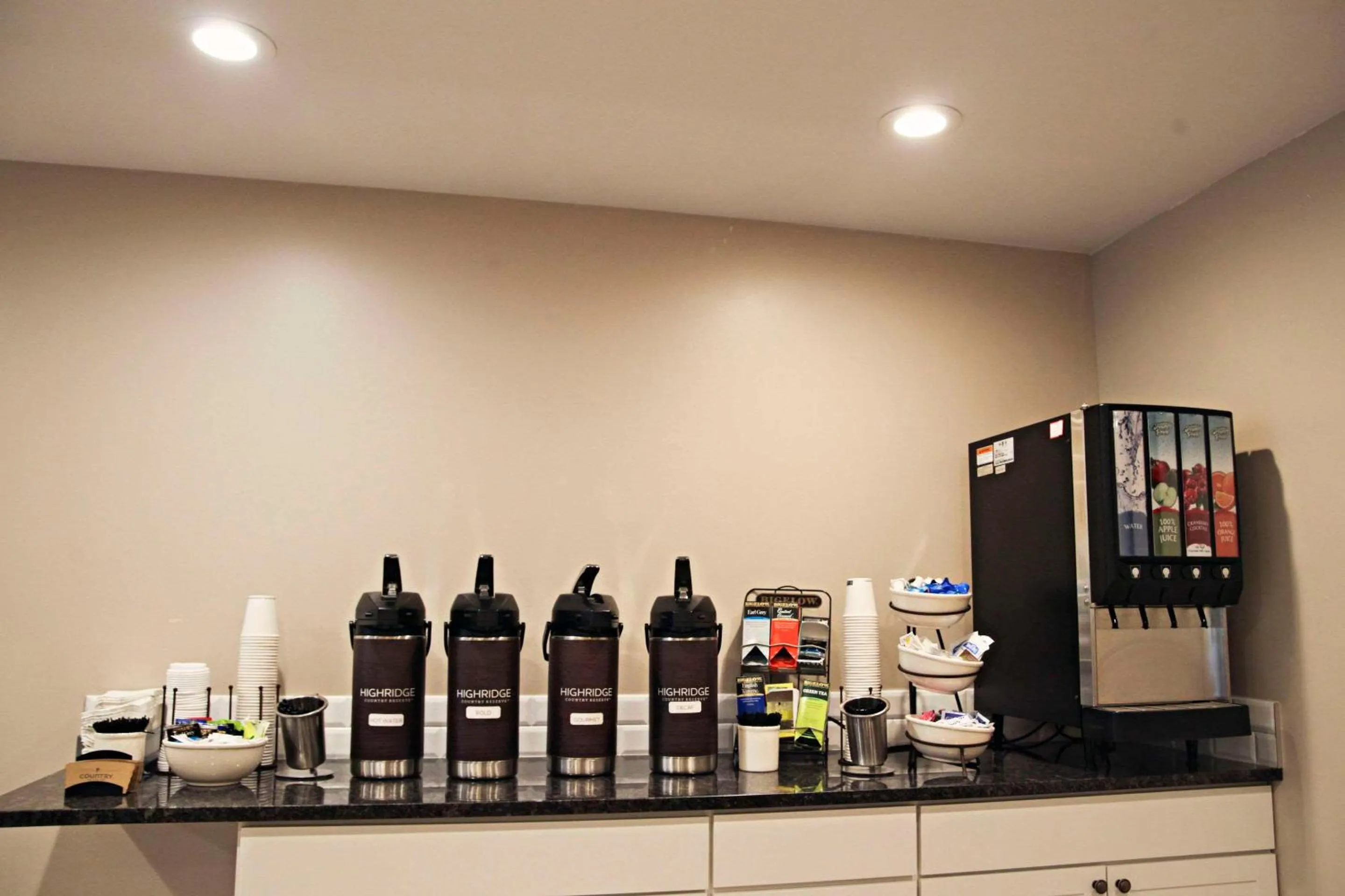 Breakfast in Country Inn & Suites by Radisson, Frackville (Pottsville), PA