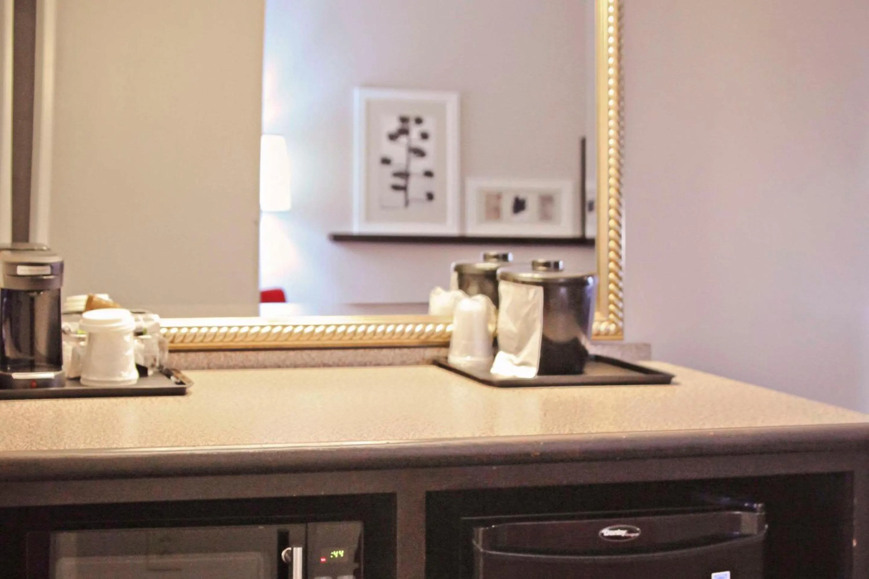 Bedroom in Country Inn & Suites by Radisson, Frackville (Pottsville), PA