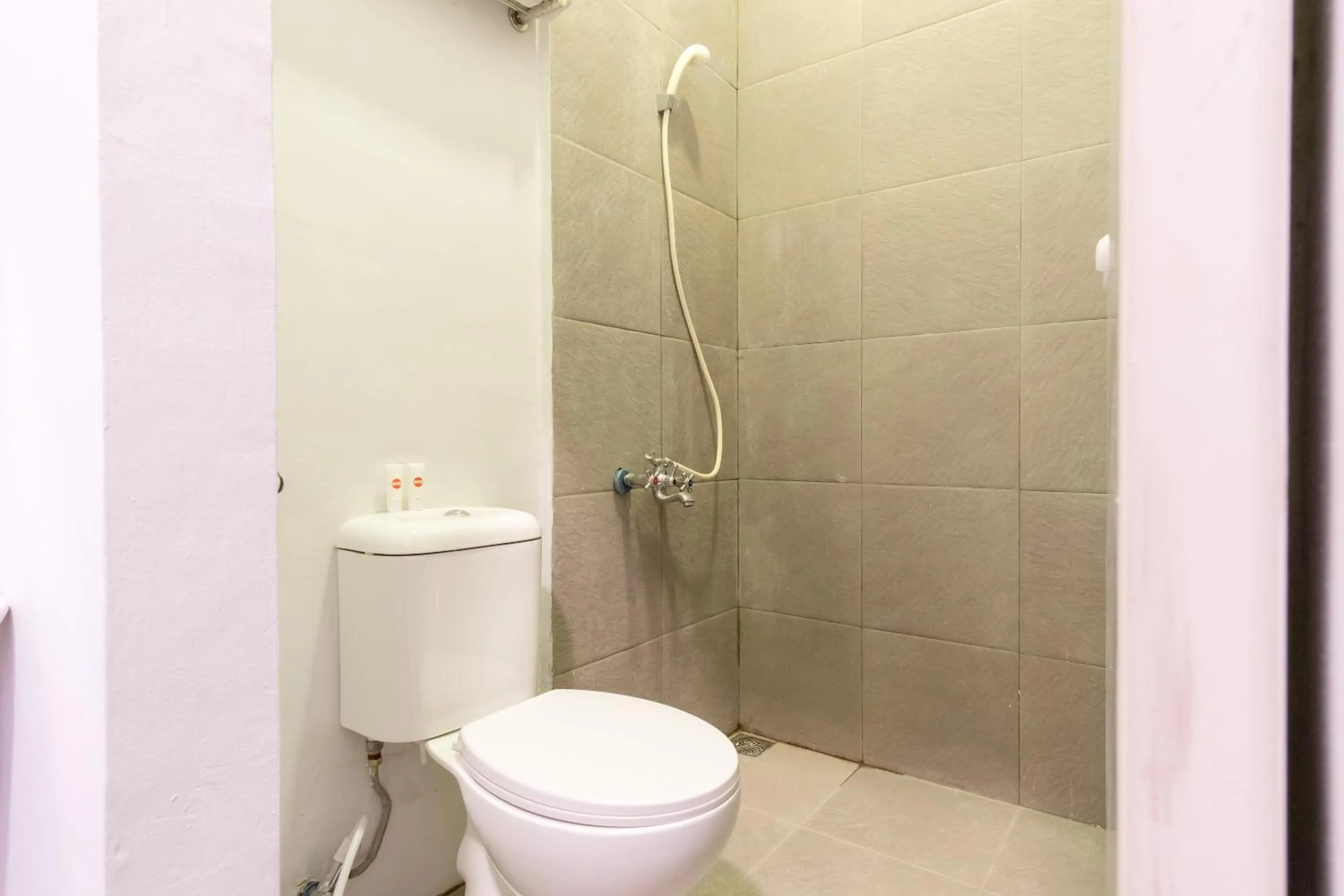 Bathroom in Hotel O Metropolitan Homestay Near Komplek Asia Megamas Medan