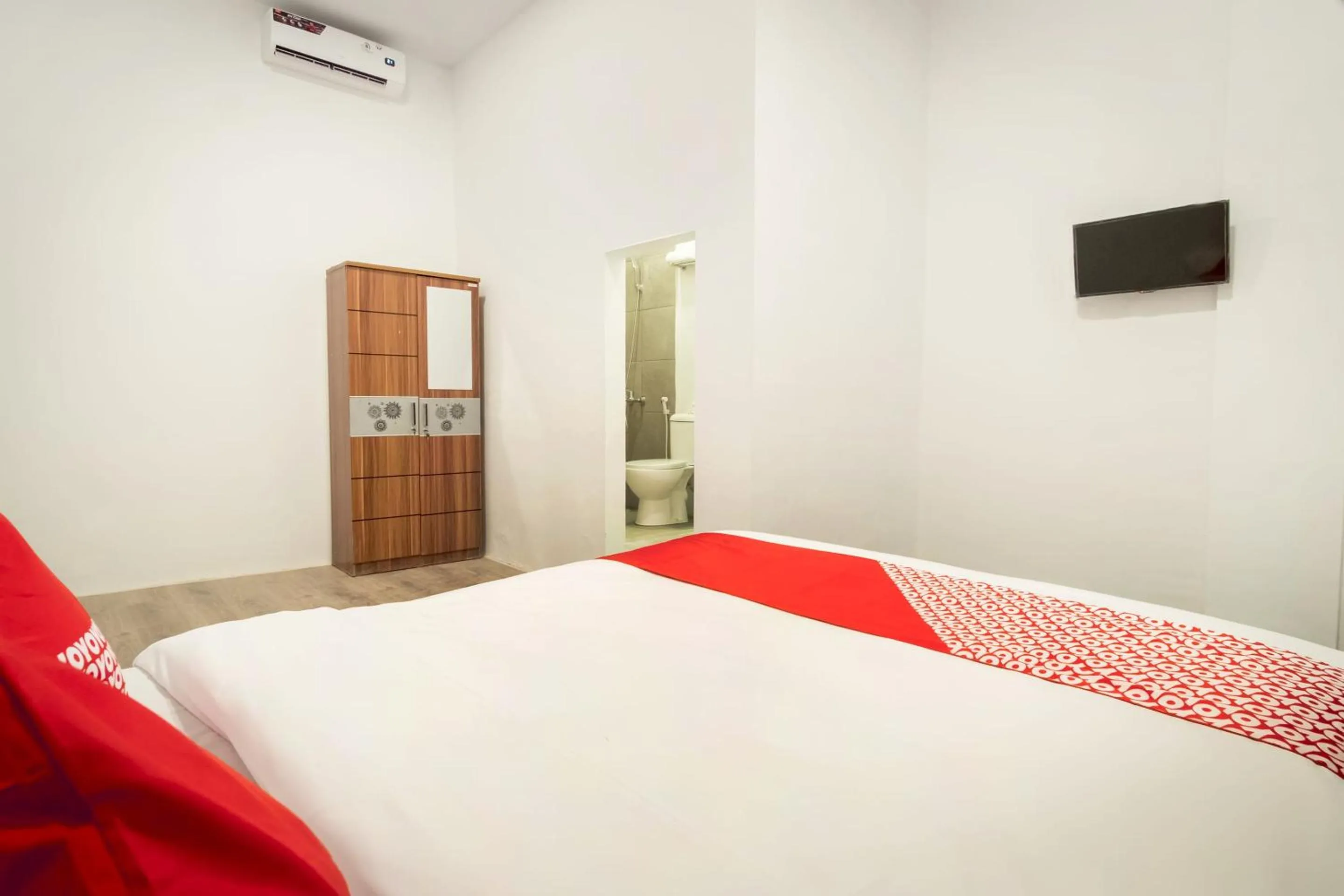 Bedroom, Bed in Hotel O Metropolitan Homestay Near Komplek Asia Megamas Medan