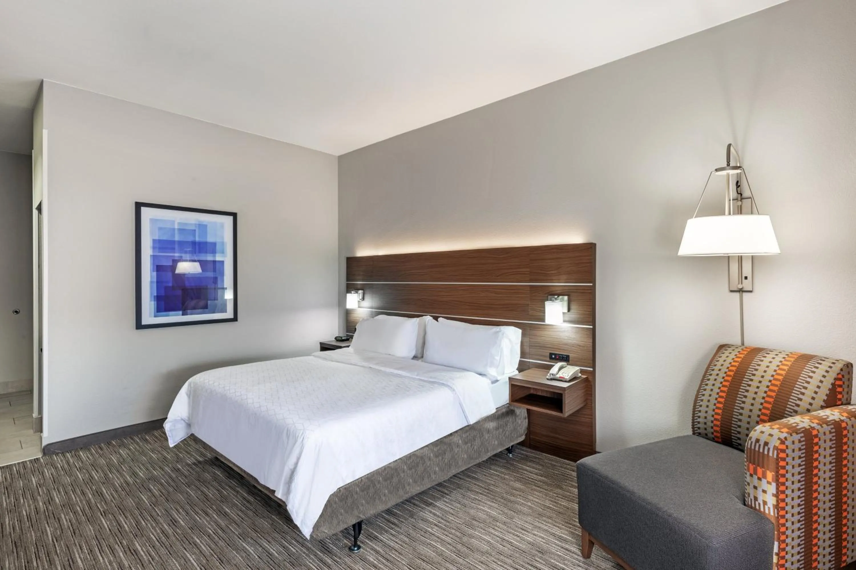 Photo of the whole room, Bed in Holiday Inn Express and Suites Pryor by IHG