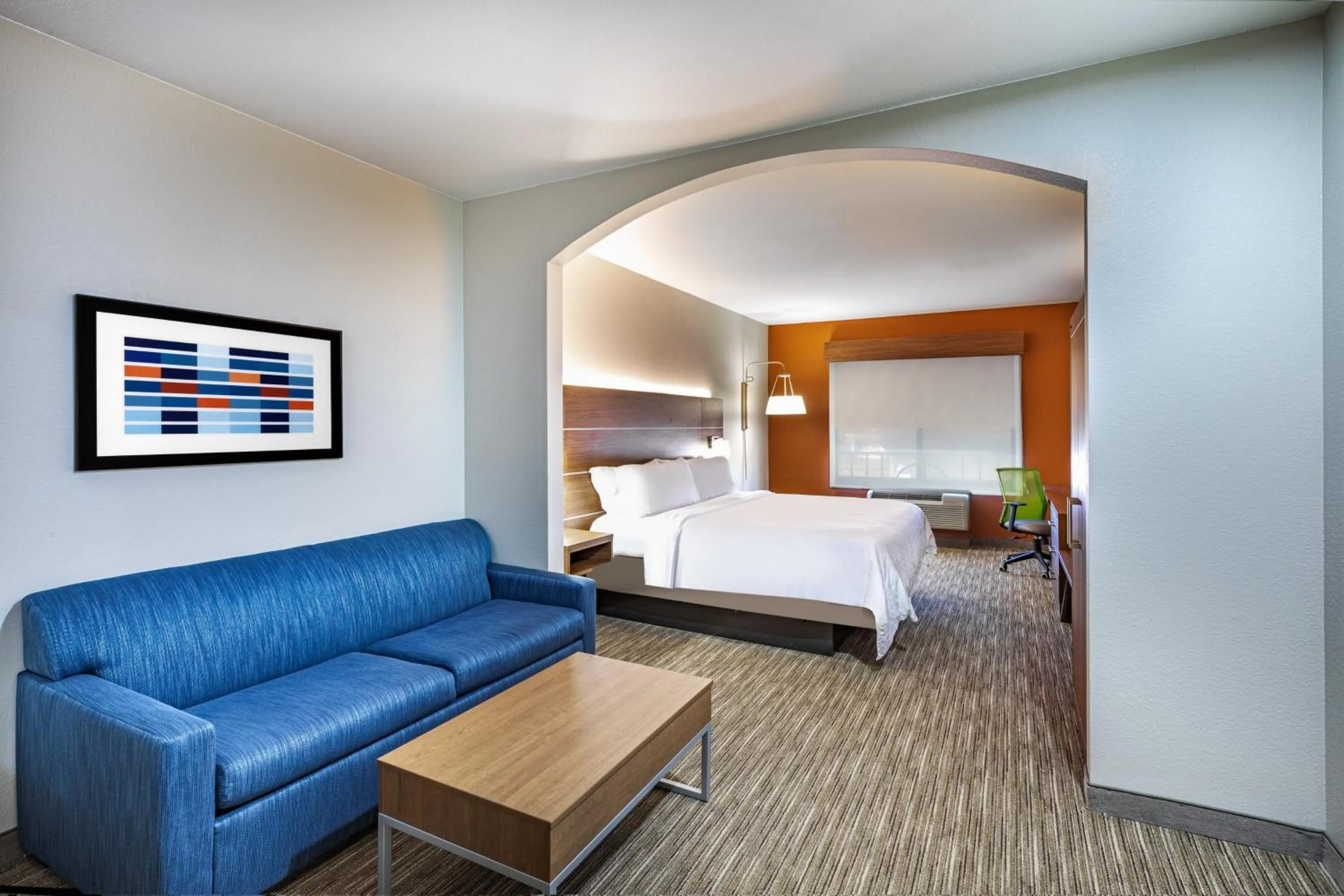 Photo of the whole room, Bed in Holiday Inn Express and Suites Pryor by IHG