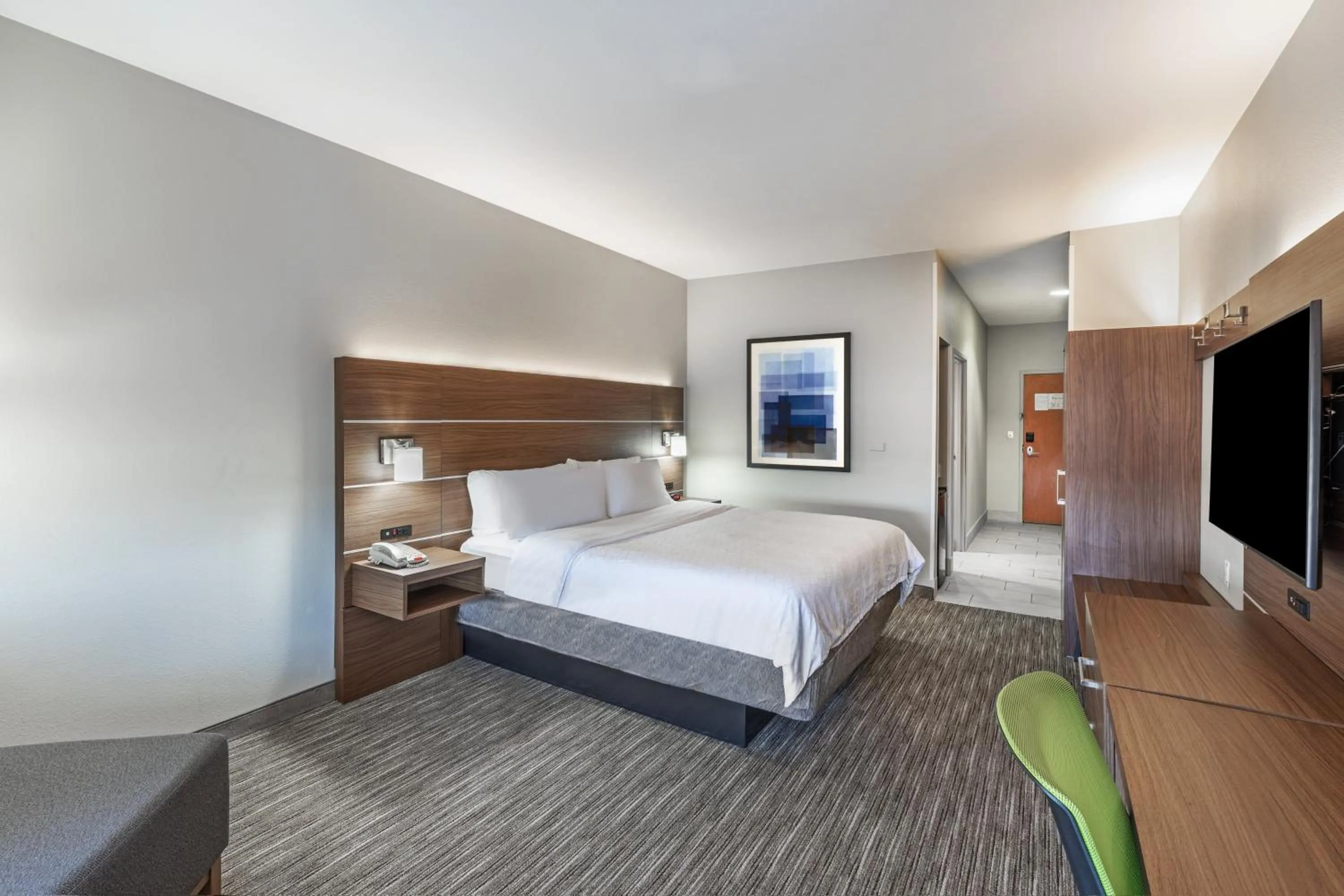 Photo of the whole room, Bed in Holiday Inn Express and Suites Pryor by IHG