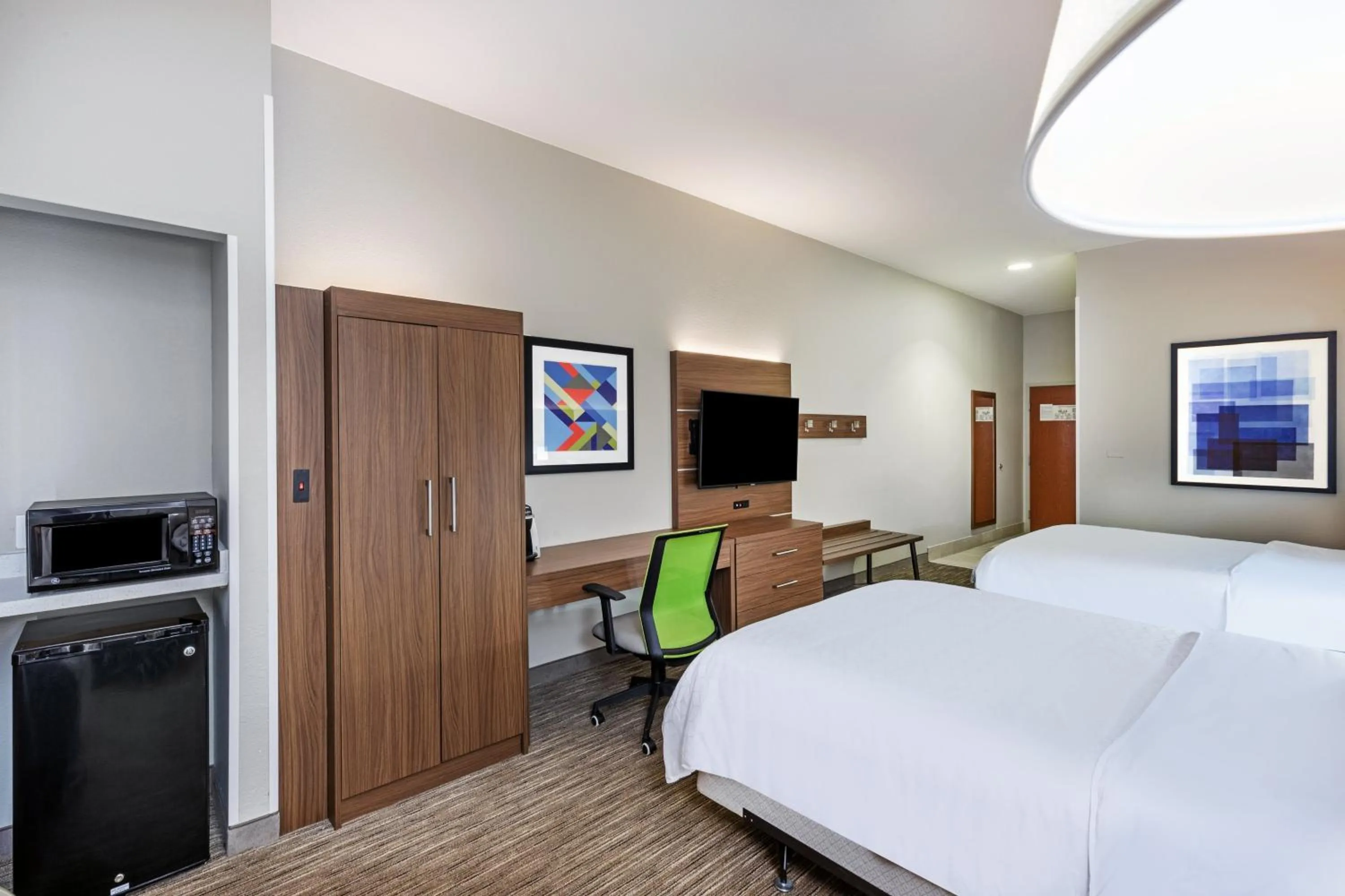 Photo of the whole room, Bed in Holiday Inn Express and Suites Pryor by IHG