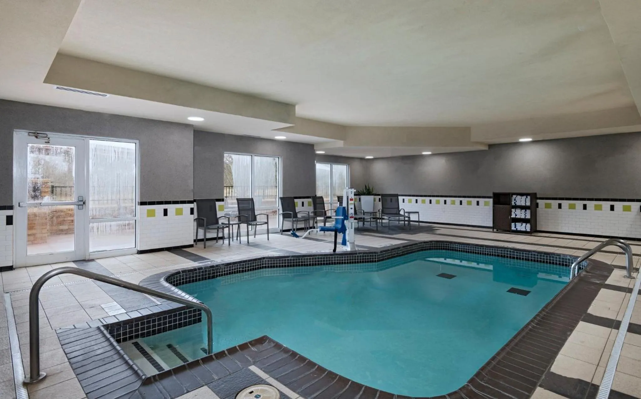 Swimming pool in Holiday Inn Express and Suites Pryor by IHG