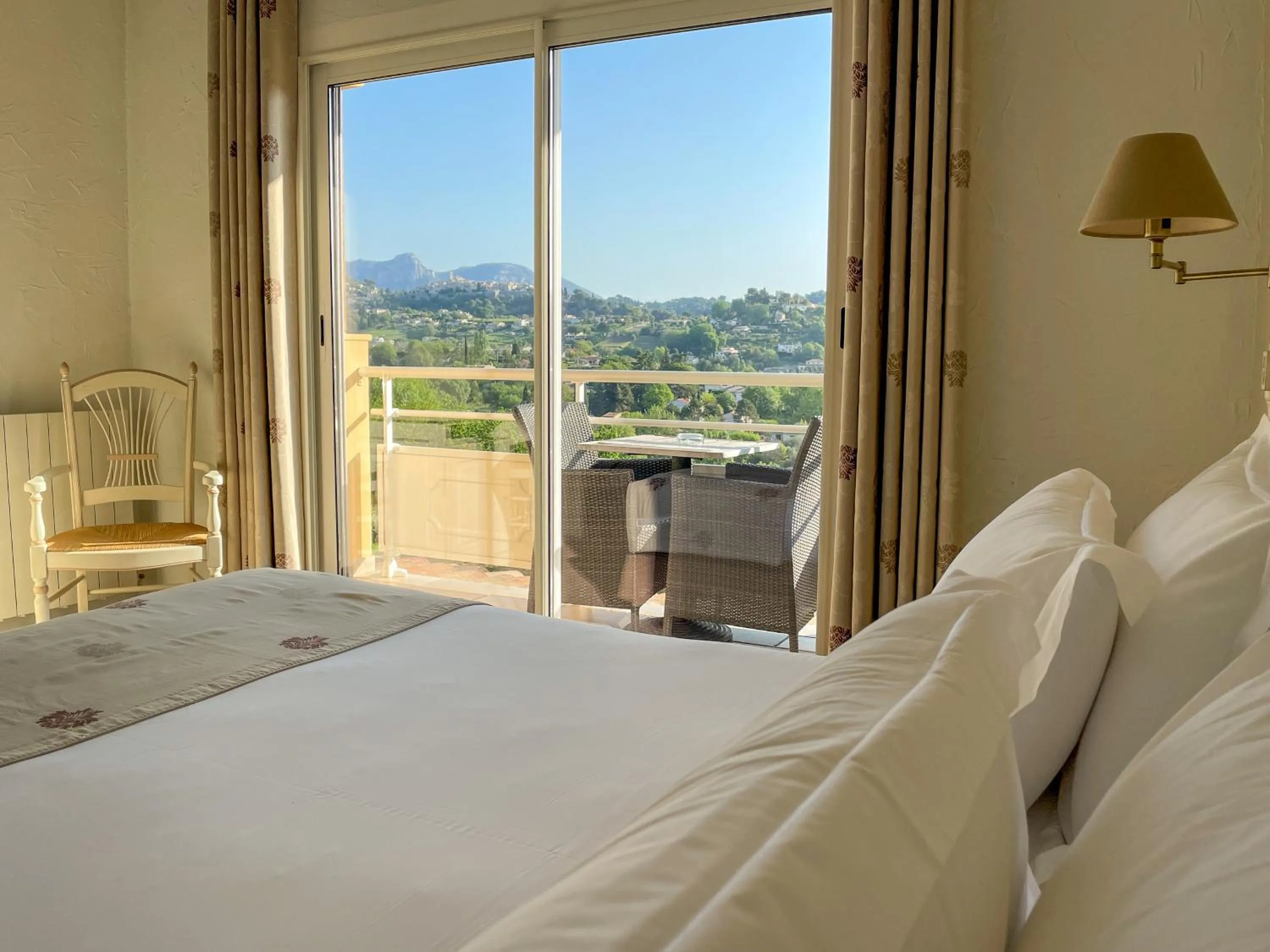 View (from property/room), Bed in Hotel Marc-Hely