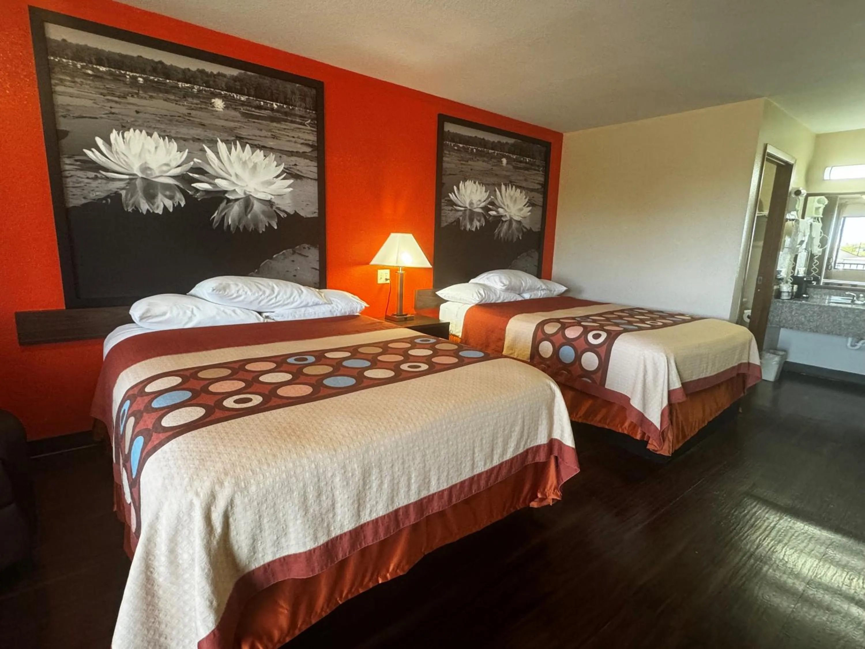 Photo of the whole room, Bed in Super 8 by Wyndham Giddings